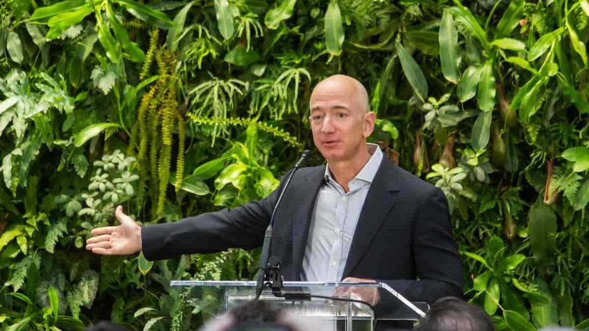 Джефф Безос покидает пост гендиректора Amazon: что случилось Джефф Безос покидает пост гендиректора Amazon: что случилось