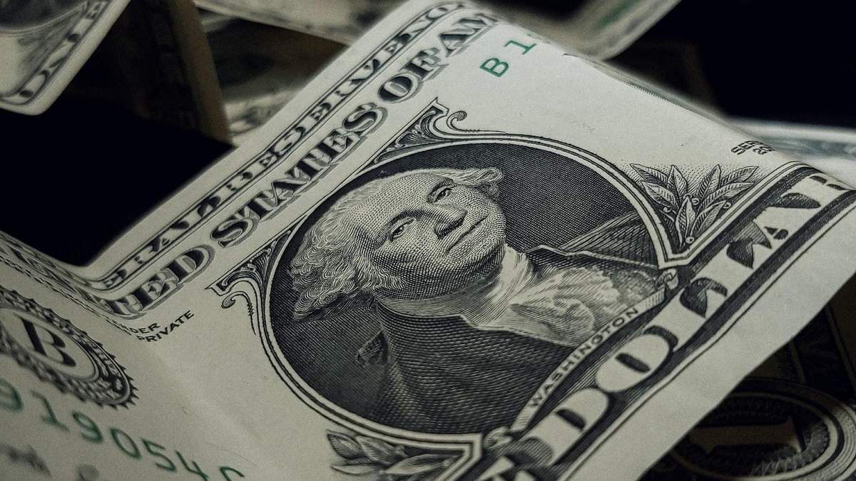 Украинцы стали чаще продавать валюту Украинцы стали чаще продавать валюту