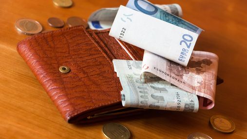 Курс валют на 18 грудня: долар дешевшає, євро дорожчає 