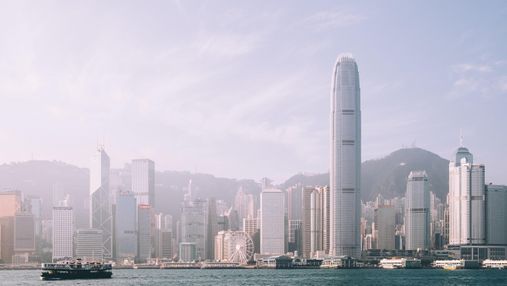 Удар по Гонконгу як фінансовому центру: глобальні компанії мають намір вийти через плани США