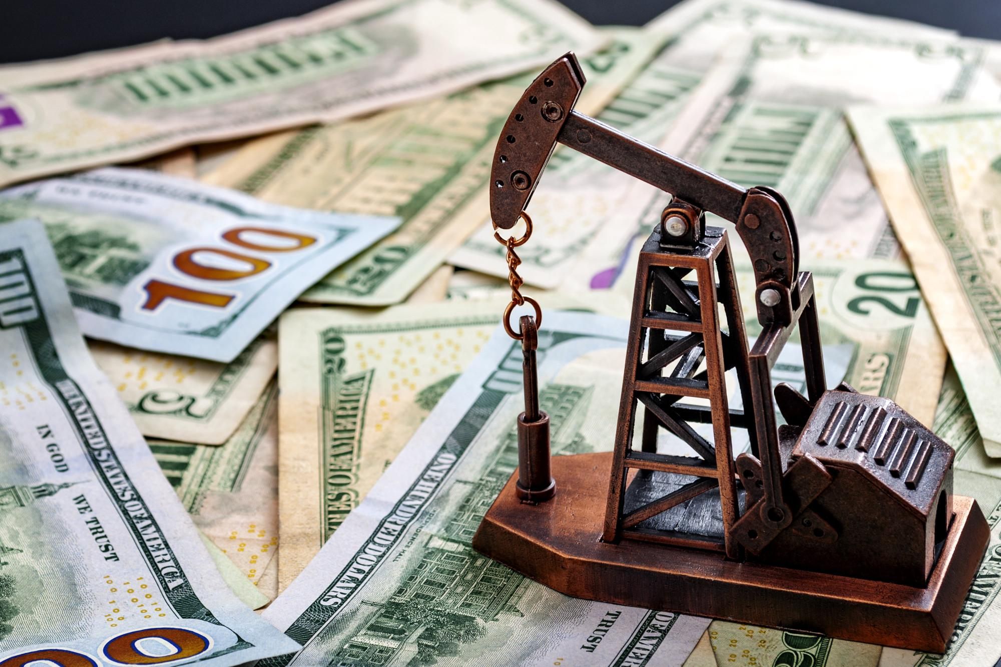 Як ціни на нафту впливають на курси валют: долар, рубль, крона, песо