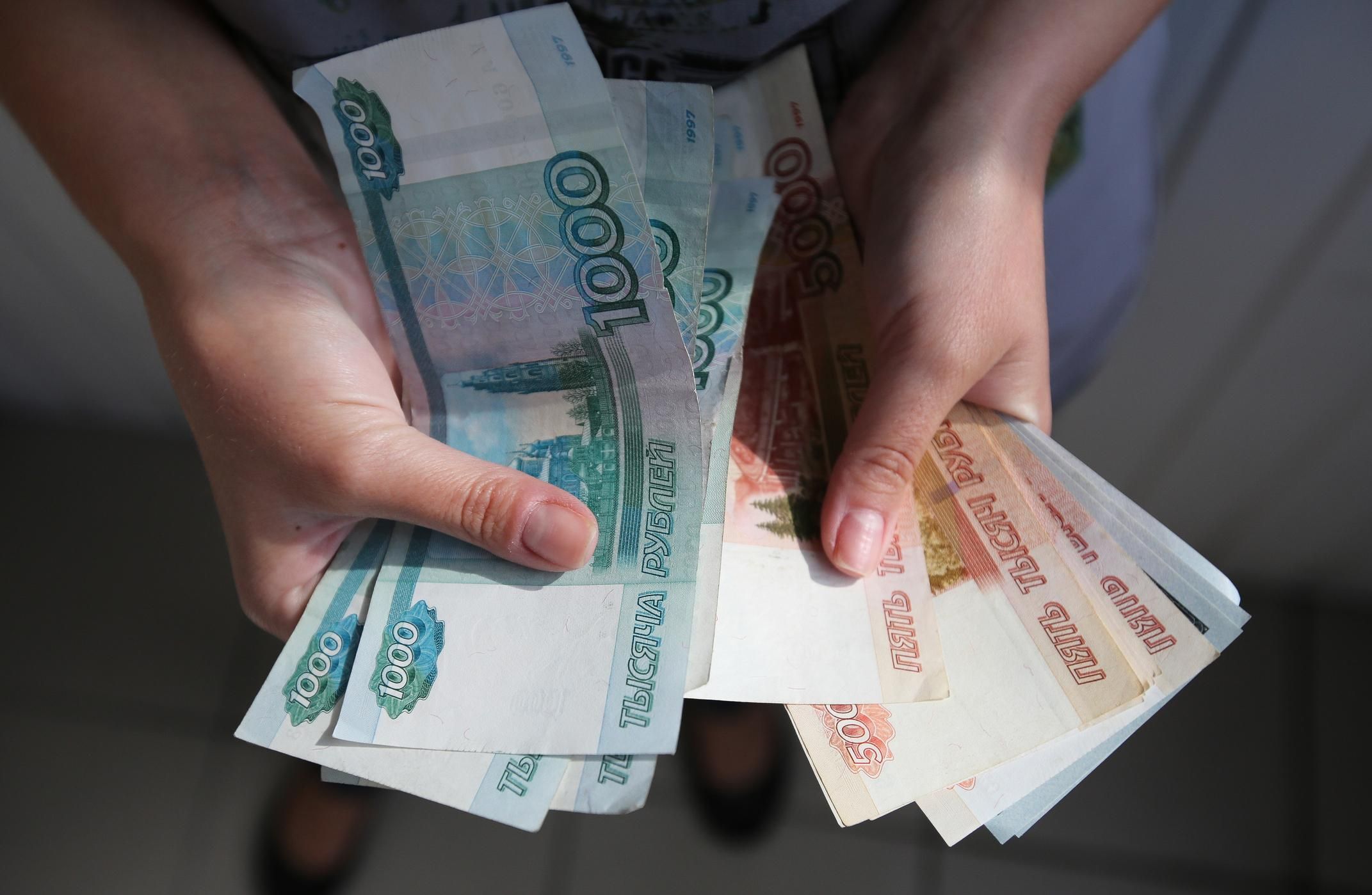 Курс рубля к доллару и евро в России упал – реакция Кремля
