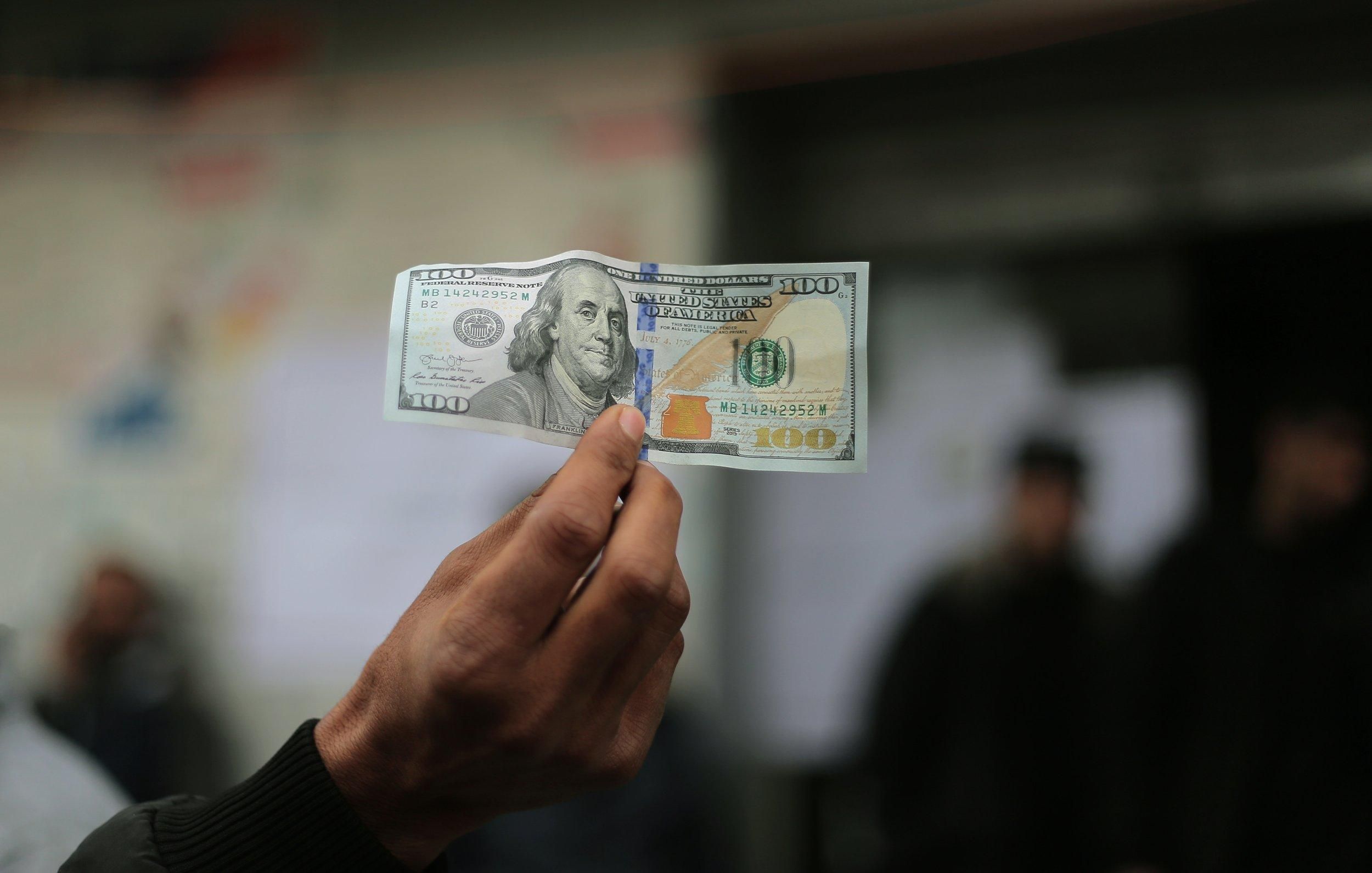 В декабре украинцы купили рекордное количество валюты: цифра