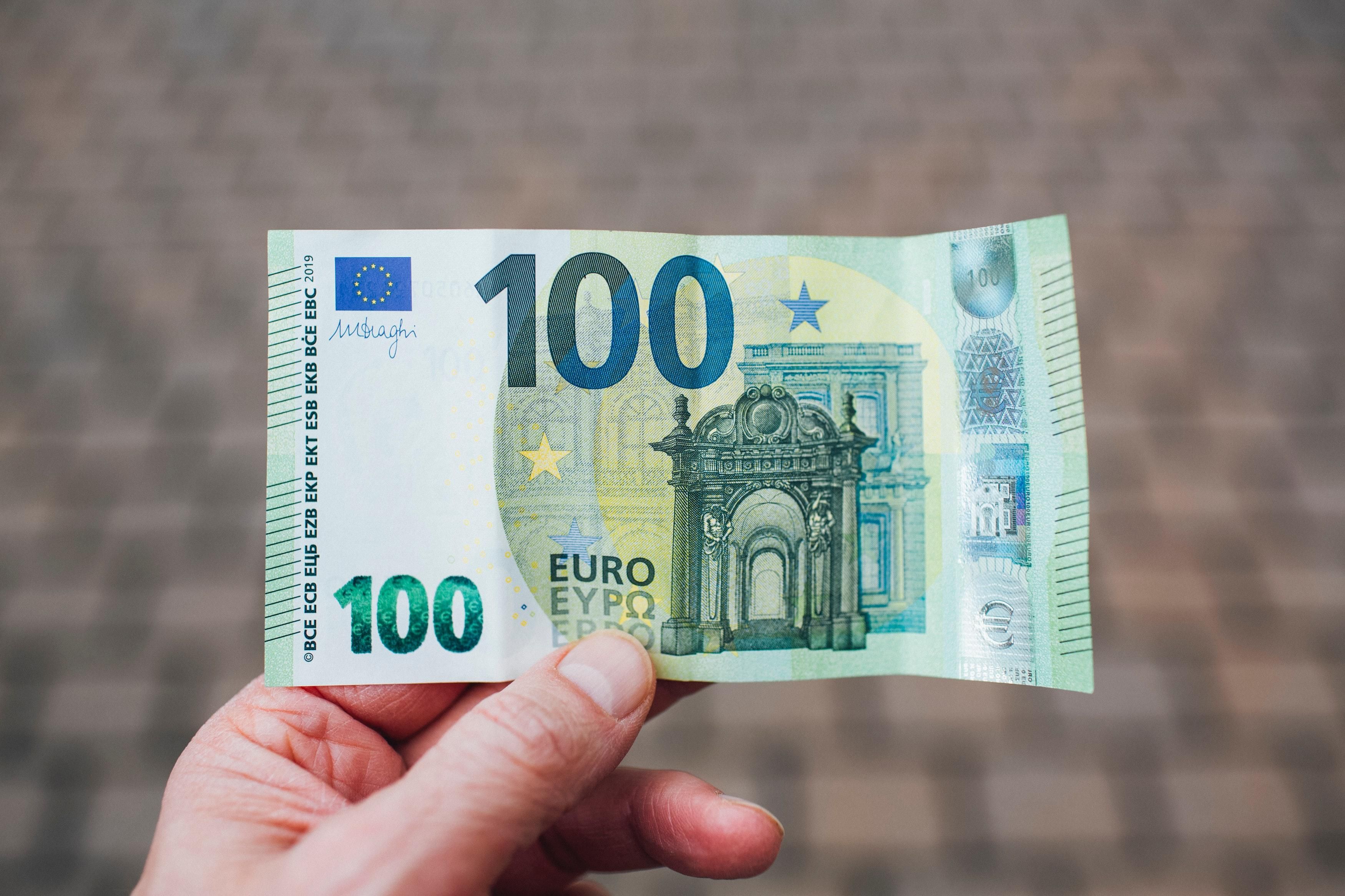 Чому курс євро падає у 2021: графік та пояснення