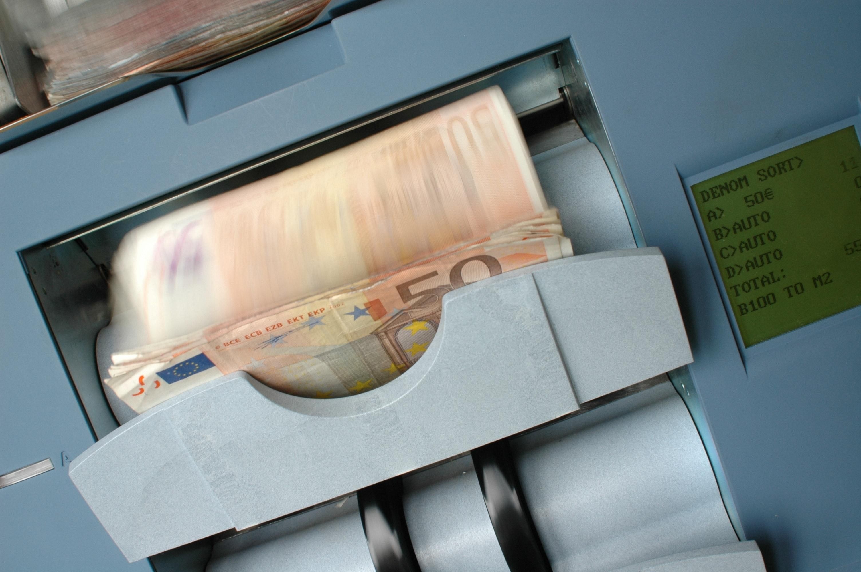 Нацбанк увеличил е-лимит на некоторые валютные операции – сумма