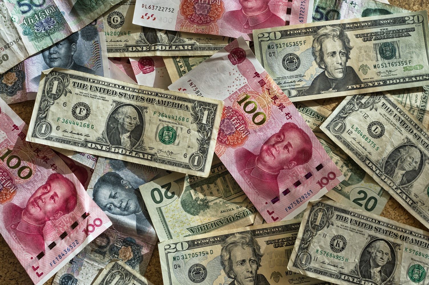 Юань слабшає  щодо долара 