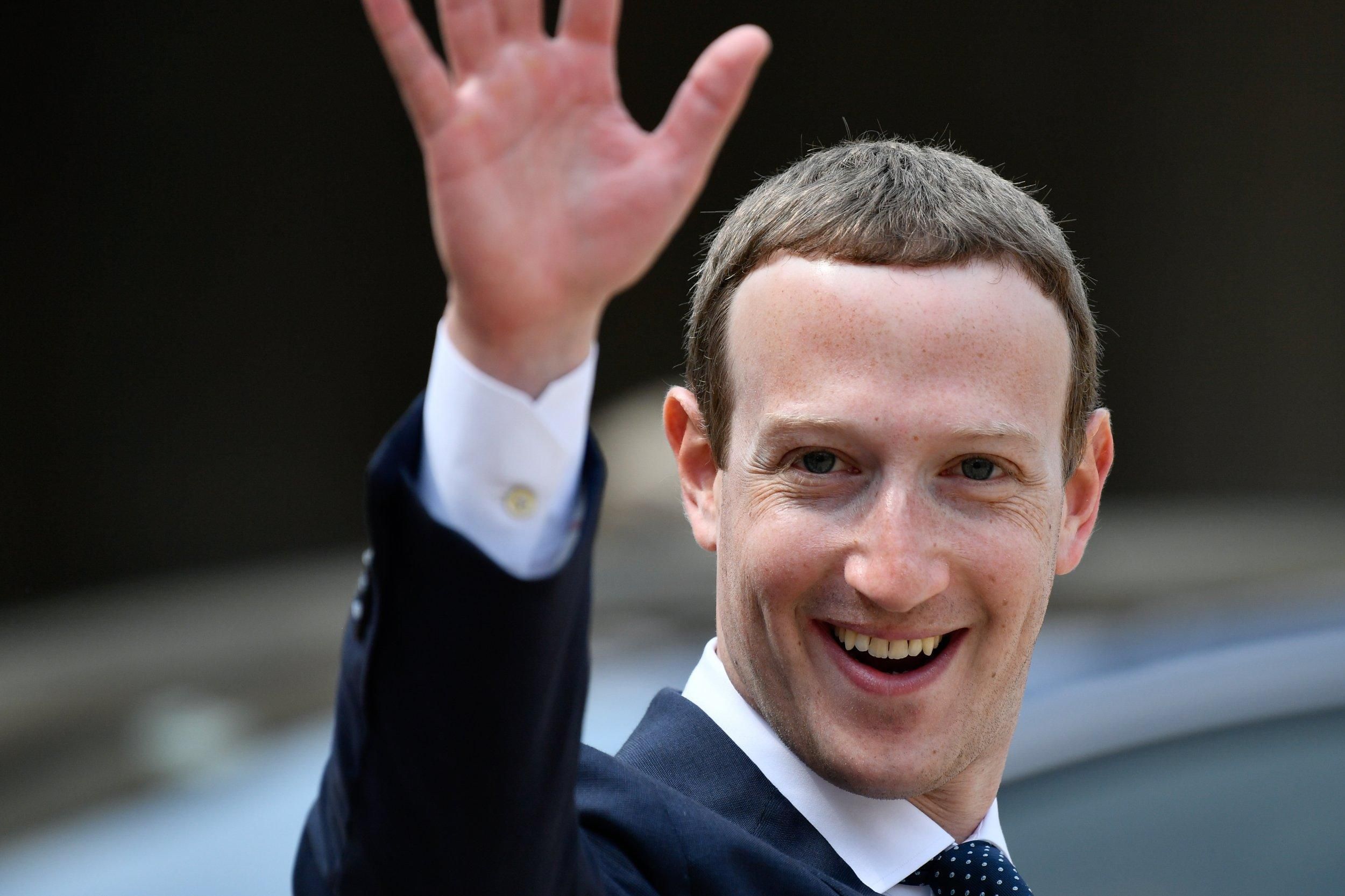 Марк Цукерберг продает акции Facebook