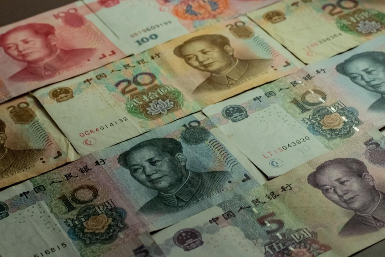 Юань зміцнюється на тлі падіння долара США 