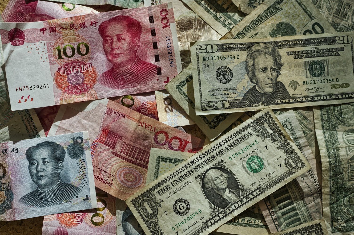 Китай пытается сдержать укрепление юаня