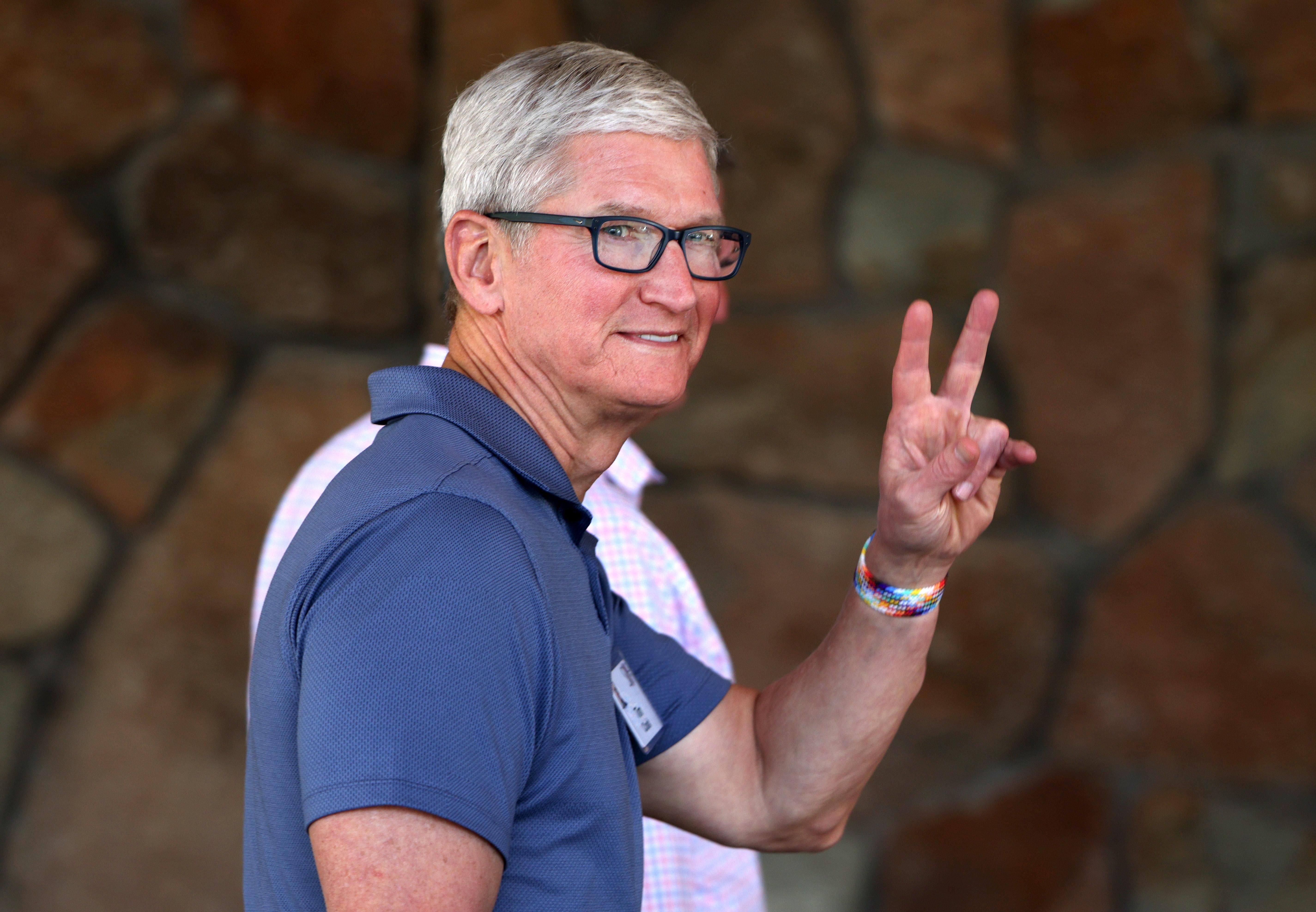 Тім Кук отримав від  Apple майже 800 мільйонів доларів  та відзначився щедрим жестом - Фінанси