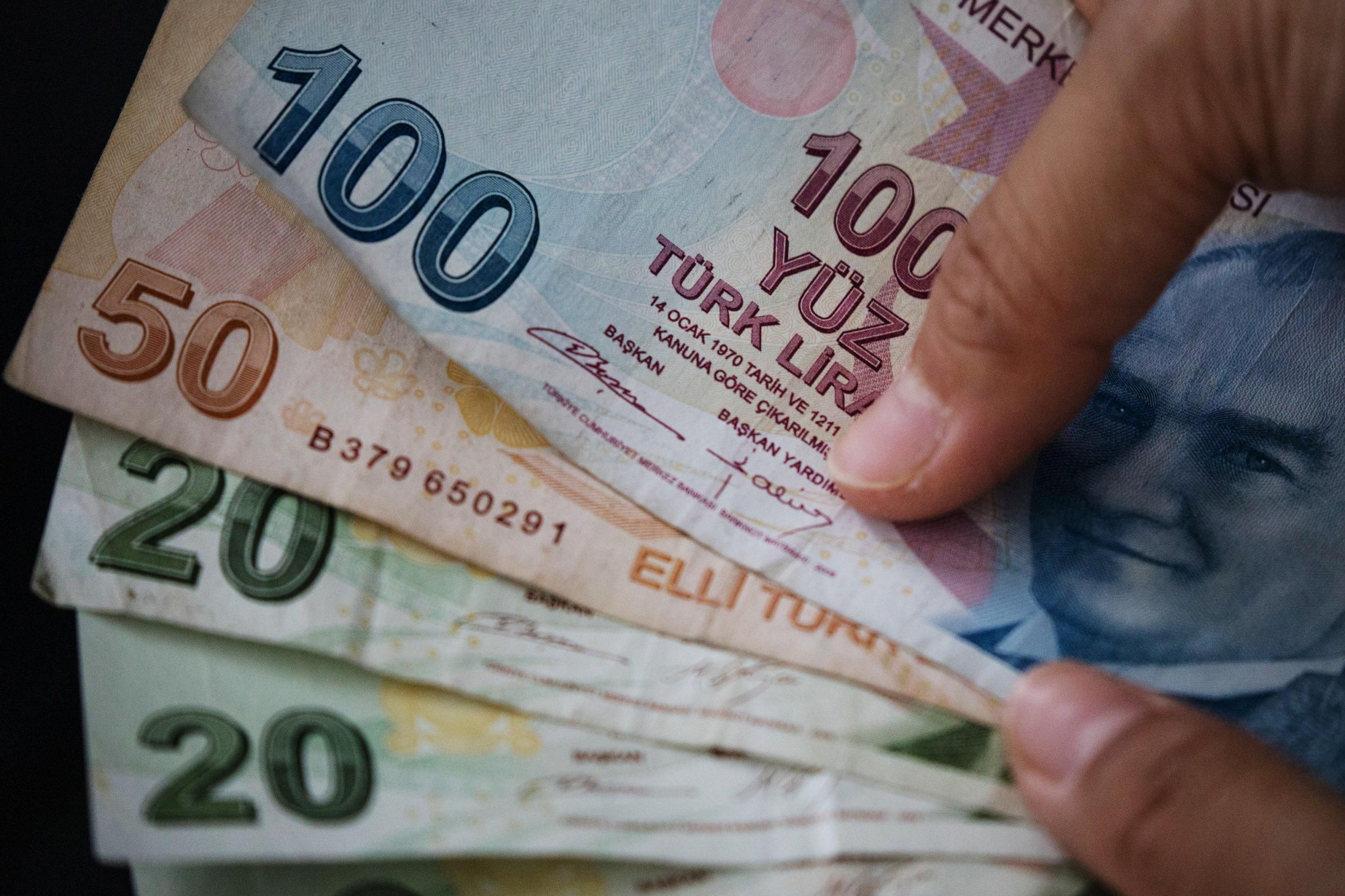 Борьба с долларом и обещания властей: турецкая лира завершает неделю на стремительном подъеме - Финансы