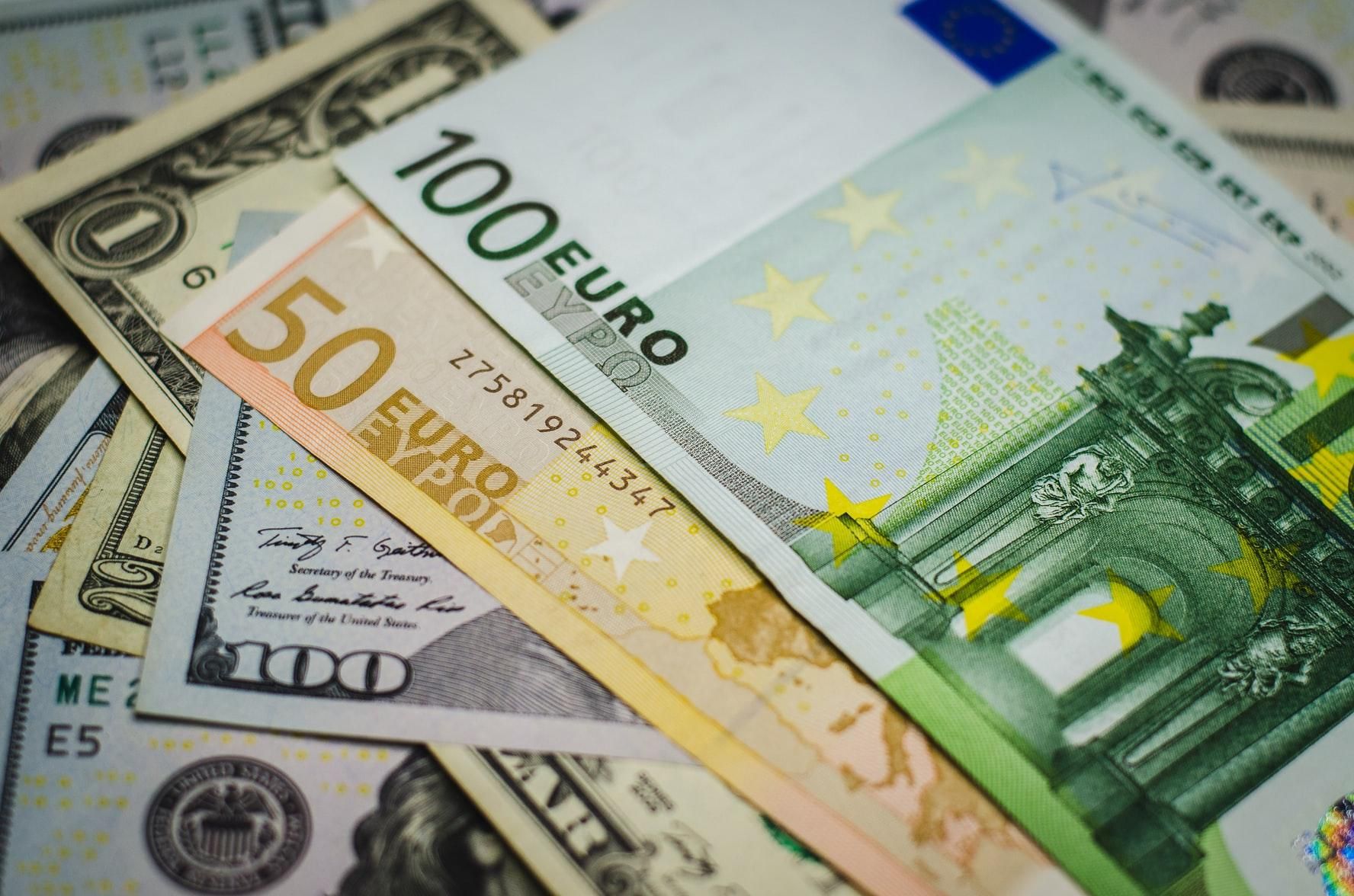 Доллар и евро падают в цене: курс валют на 8 февраля
