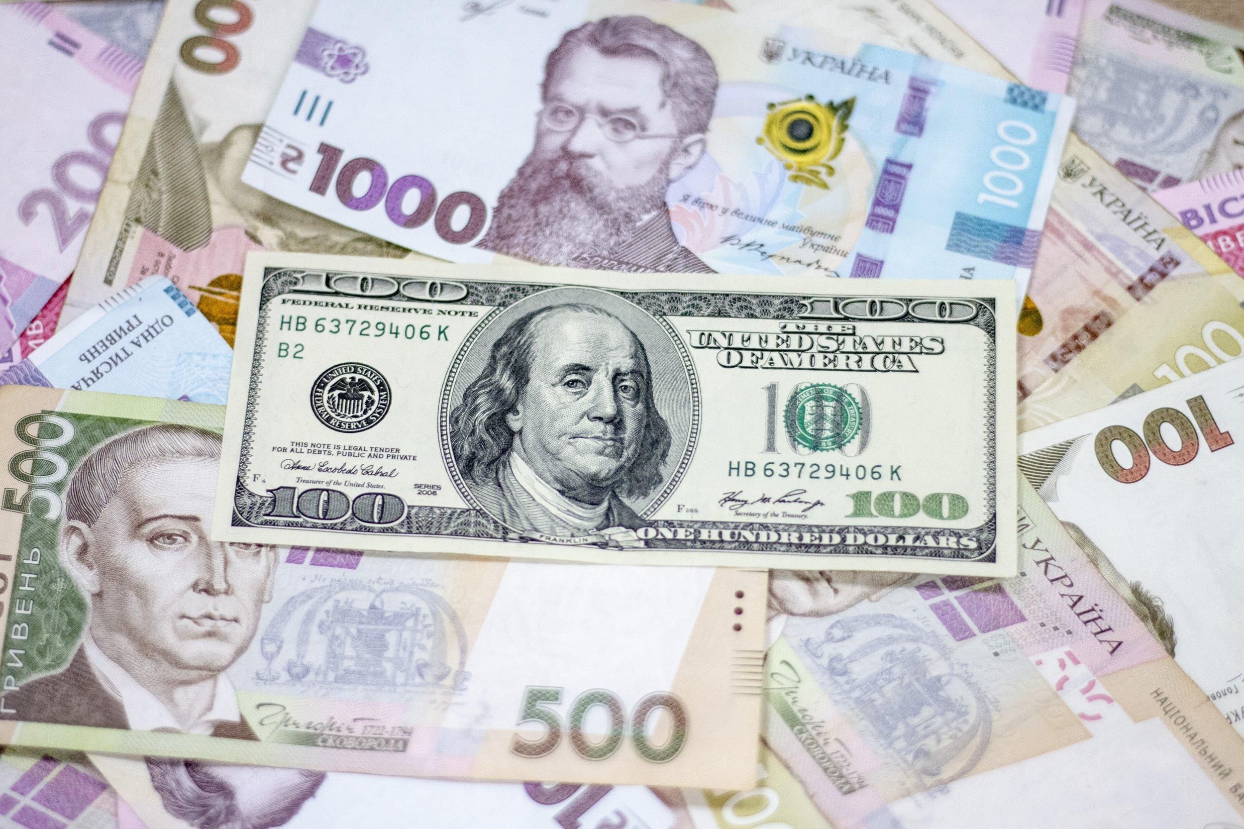 Долар і євро стрімко зросли: курс валют на 15 лютого - Фінанси