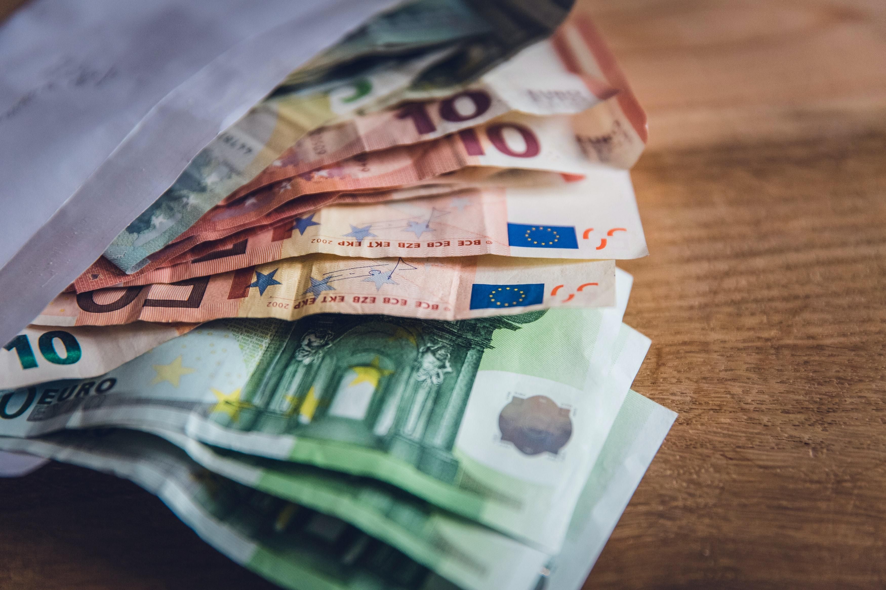 Гривня зміцніла щодо євро: курс валют на 11 квітня - Фінанси