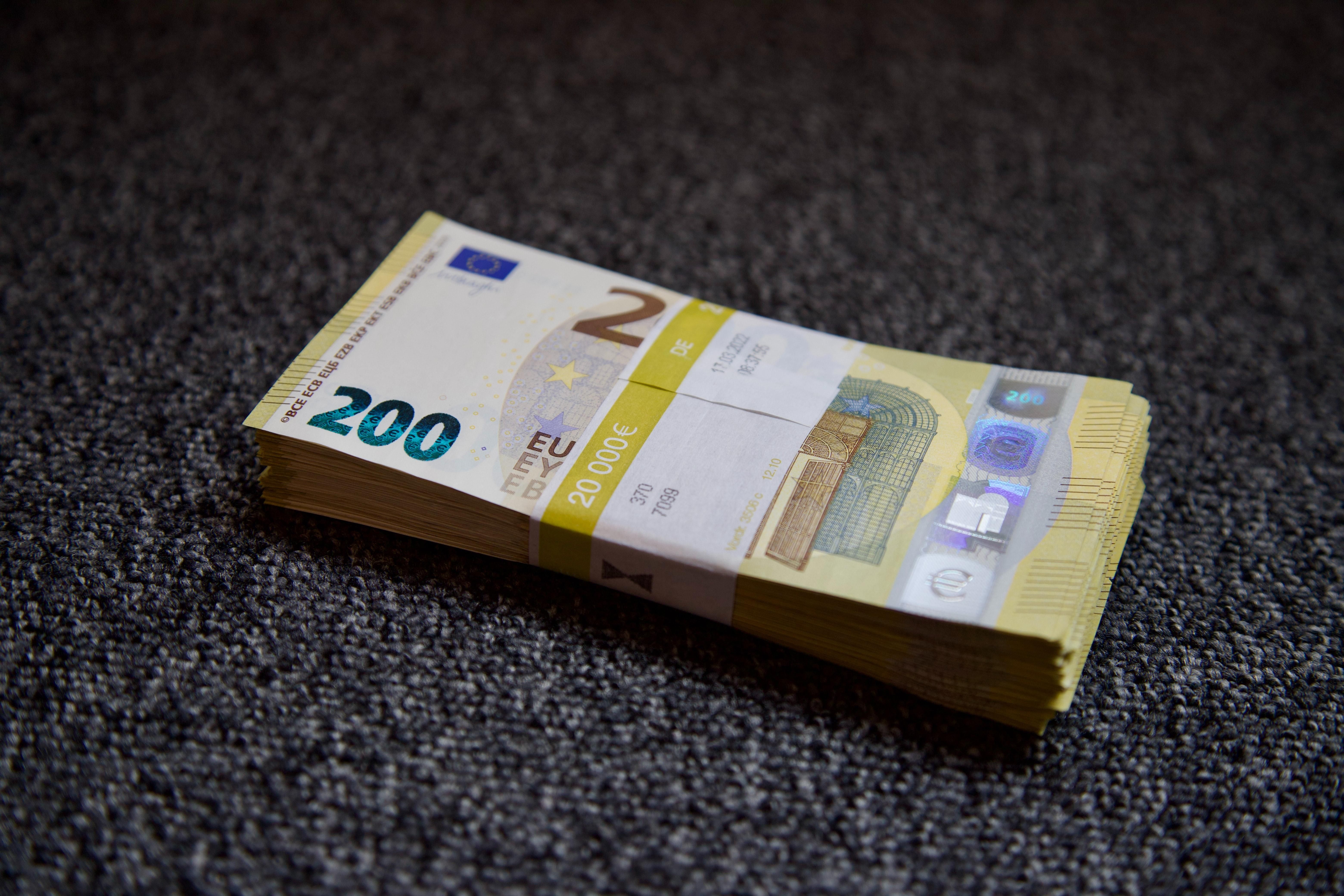 Нацбанк зміцнив гривню щодо євро і злотого: курс валют на 13 квітня - Фінанси
