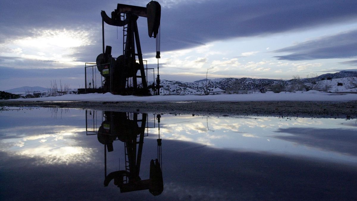 США и ЕС обсуждают варианты сокращения нефтяных доходов России, – Bloomberg