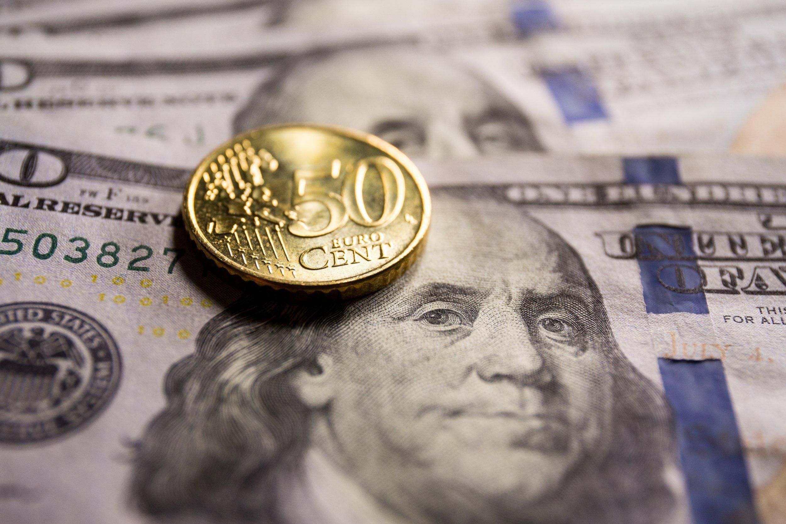 Нацбанк установил новую стоимость евро и злотого: курс валют на 12 мая