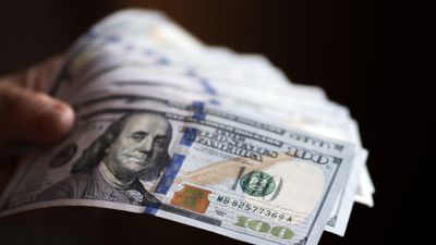 В обменниках стремительно растет стоимость доллара: чего ждать дальше и какие варианты