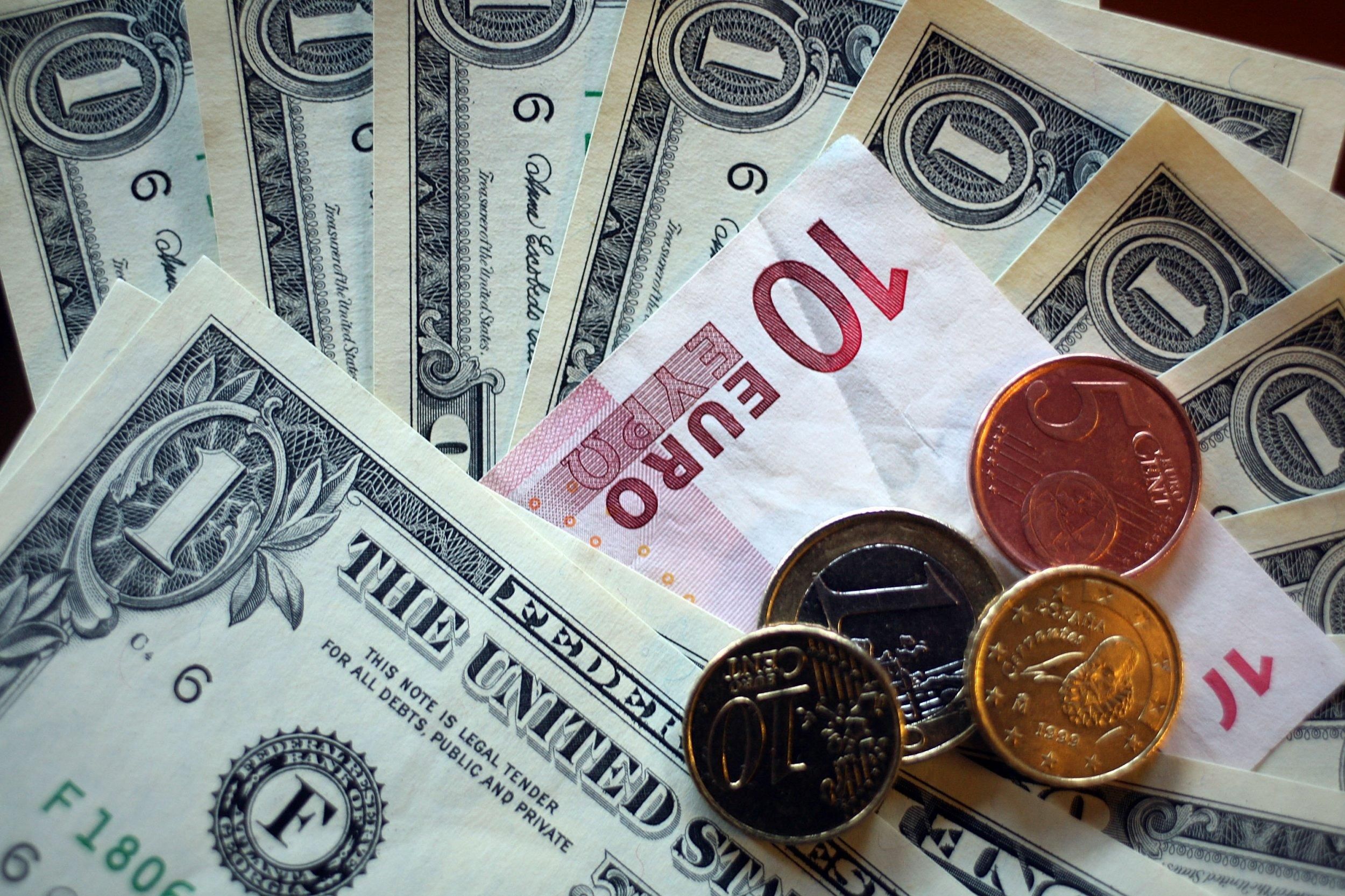Від "чорного ринку" до обмінників: скільки коштують долар та євро на 13 червня