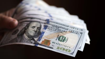 Новий мінімум для долара: чому американська валюта слабшає