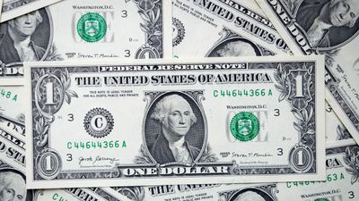 Стрімке зростання долара США: про які рекорди відомо