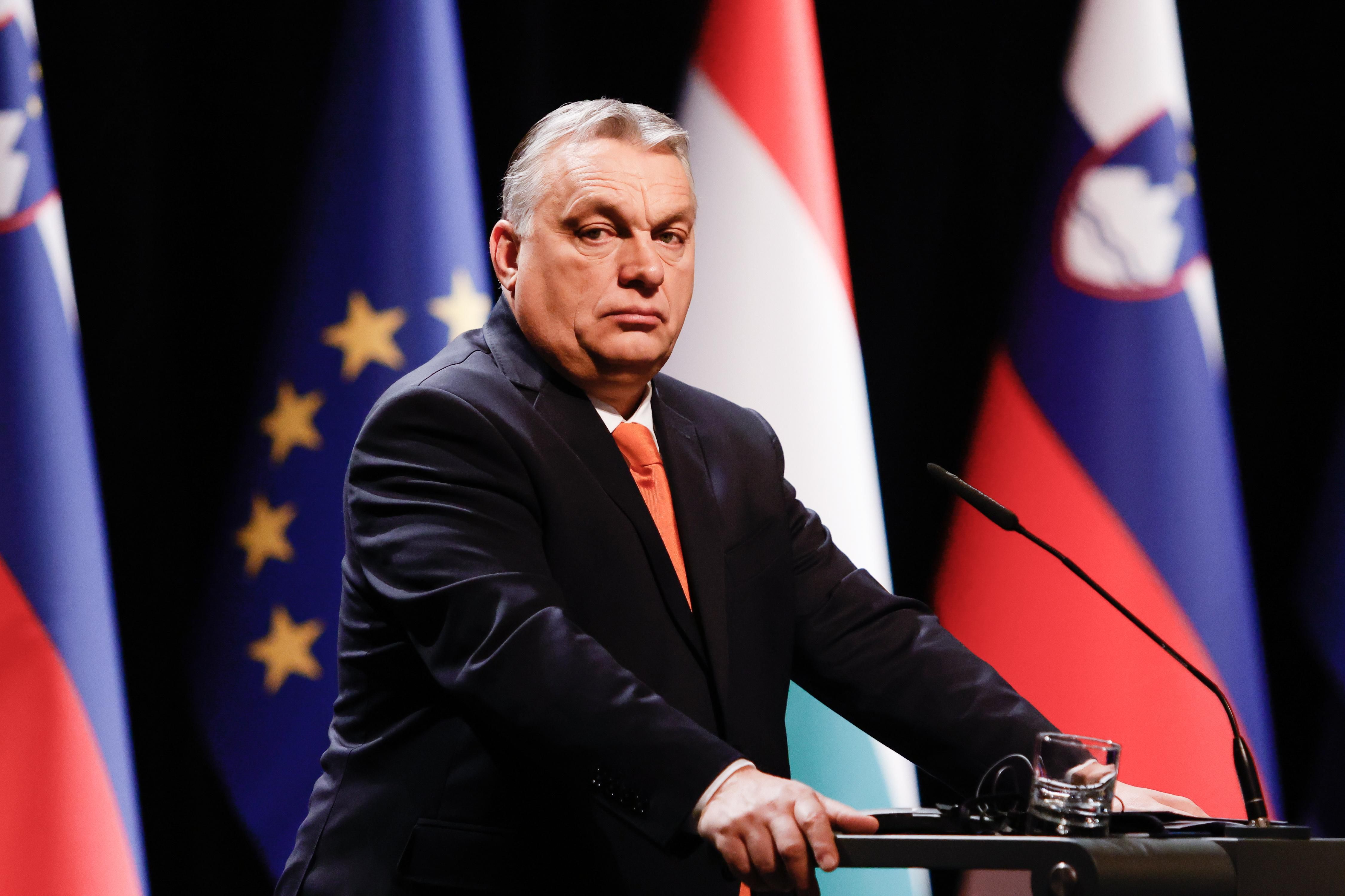Венгрия присоединилась к санкциям против России