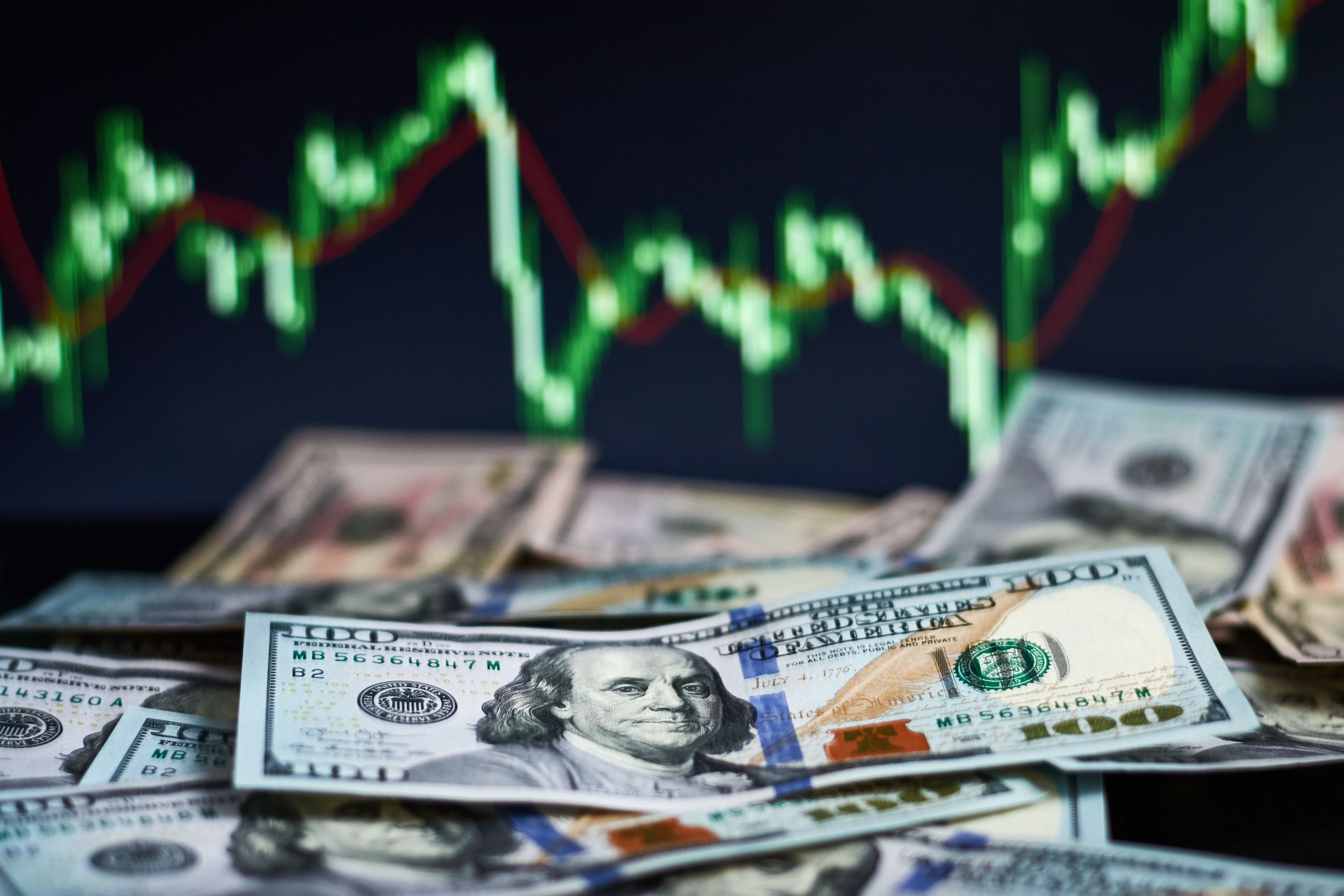 Доллар укрепляет позиции на рынке