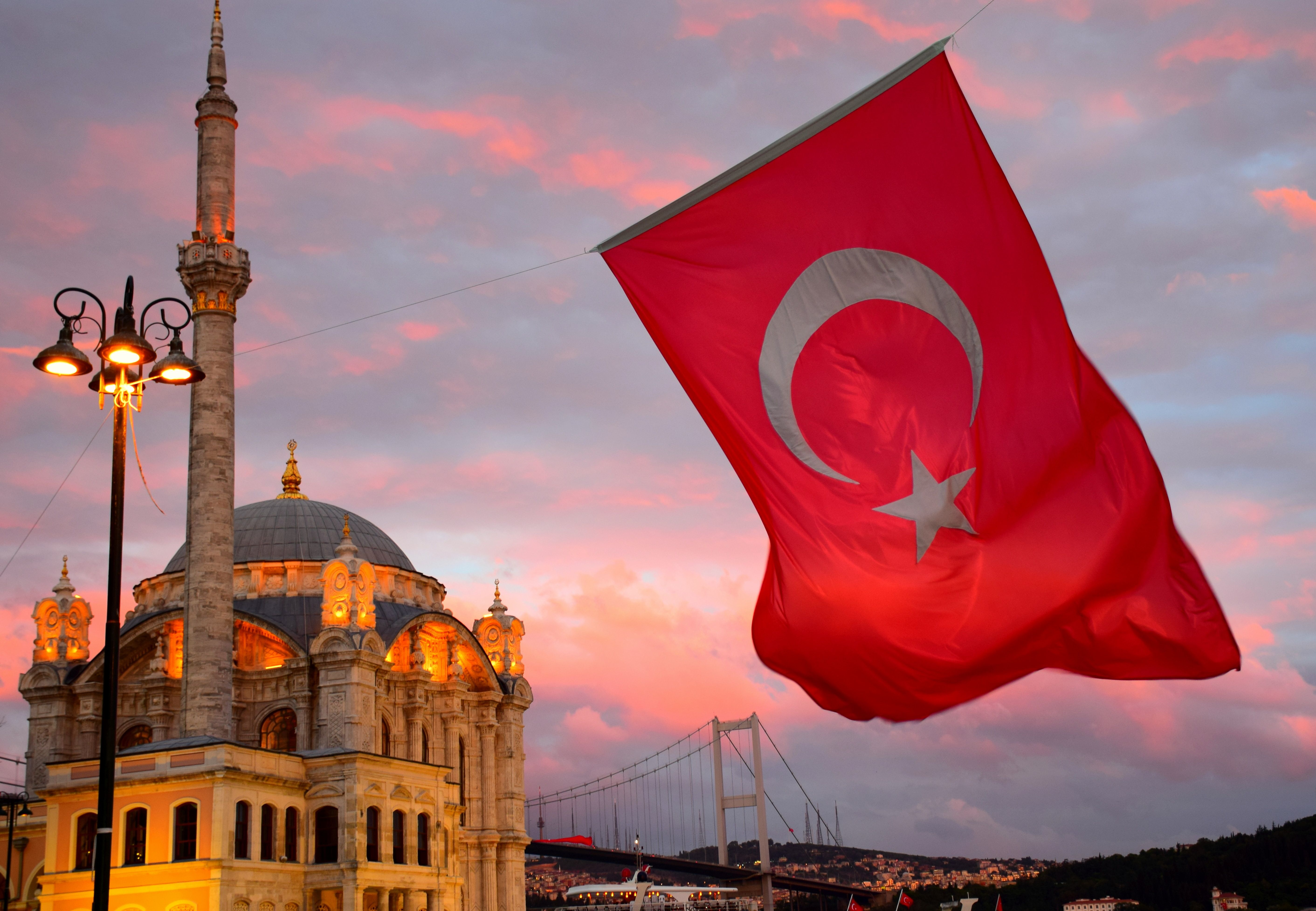 Турция россия въезд. Флаг Турции. Мечеть в Турции с флагом. Флаг Турции Turkey. Турция Султанахмет флаг.