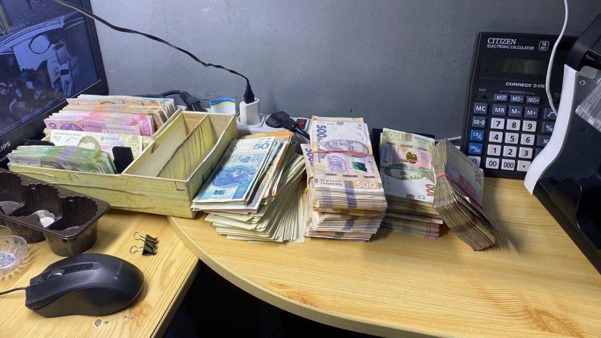 Фальшиві купюри Фальшиві купюри