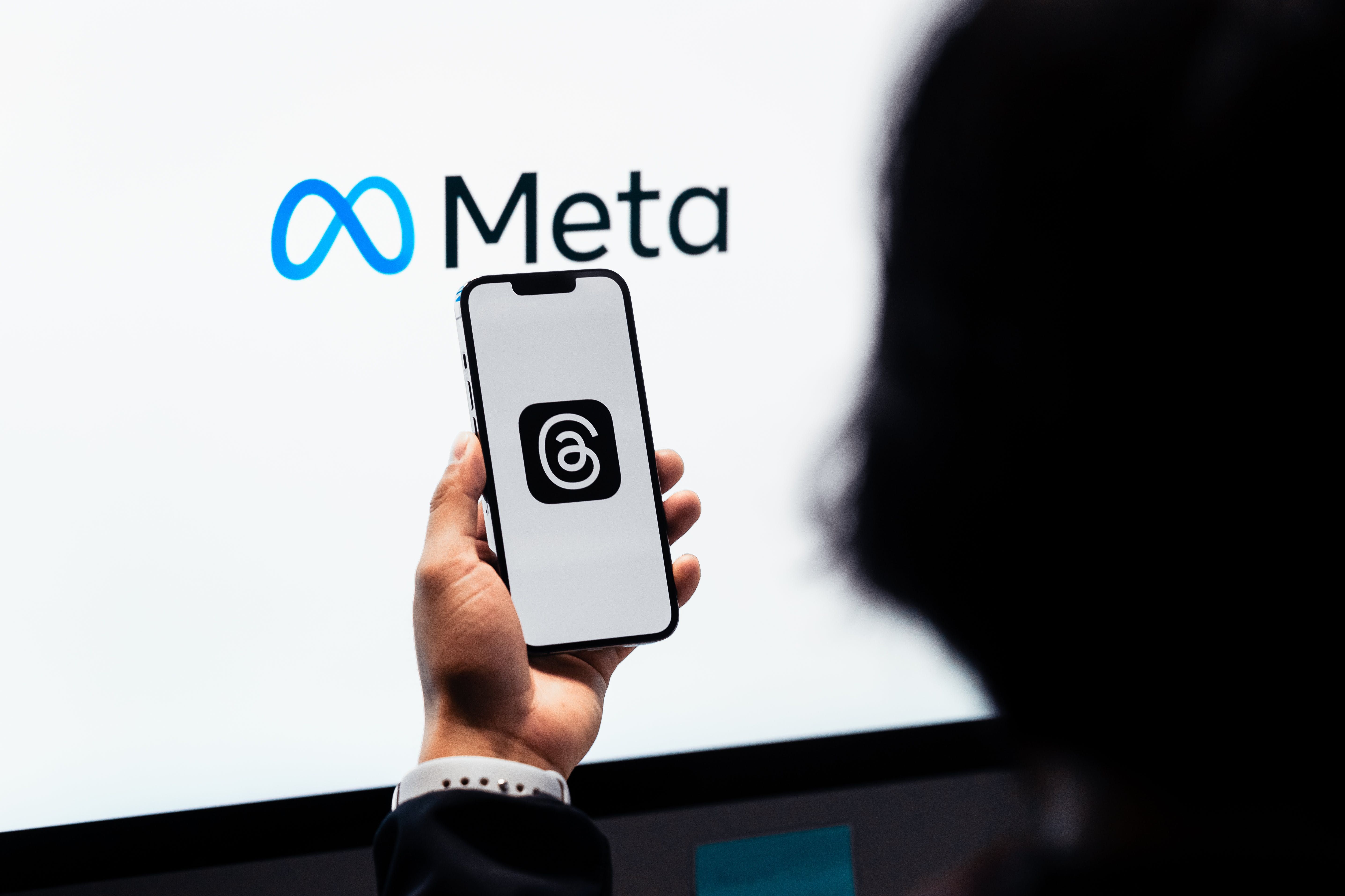 Цукерберг впервые за два года продает акции Meta
