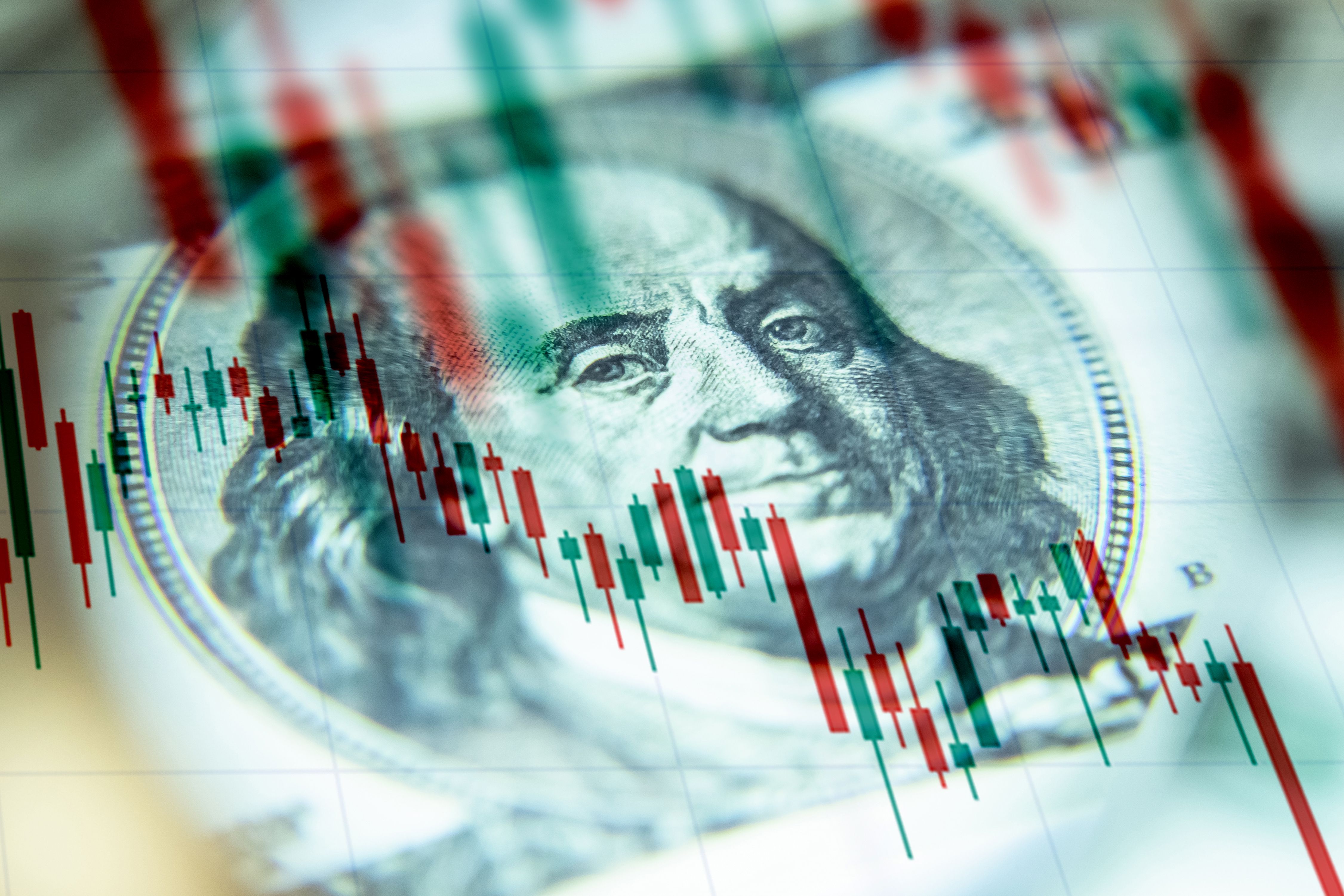 Доллар теряет позиции на рынке