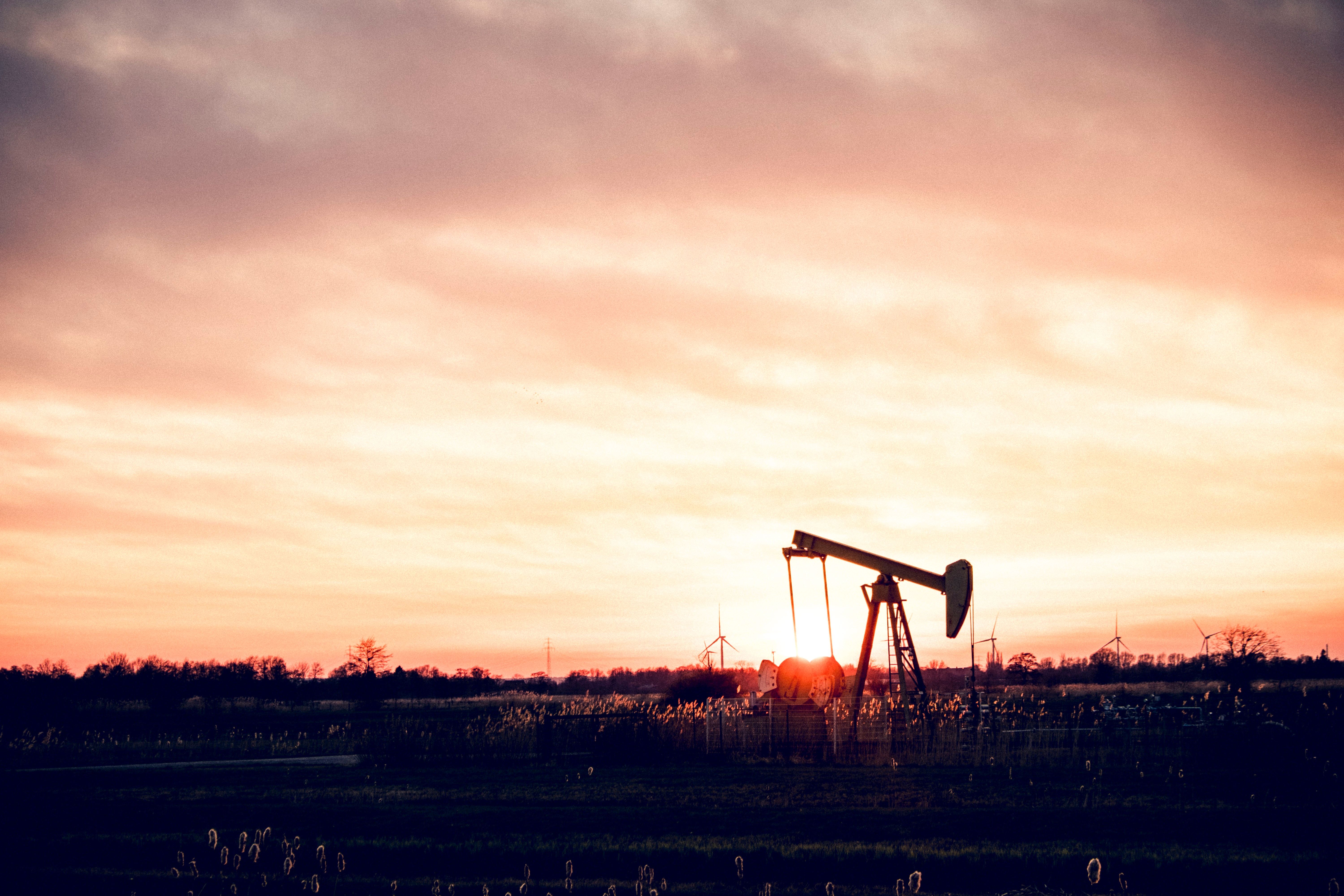 Доходы России от продажи нефти упали в декабре