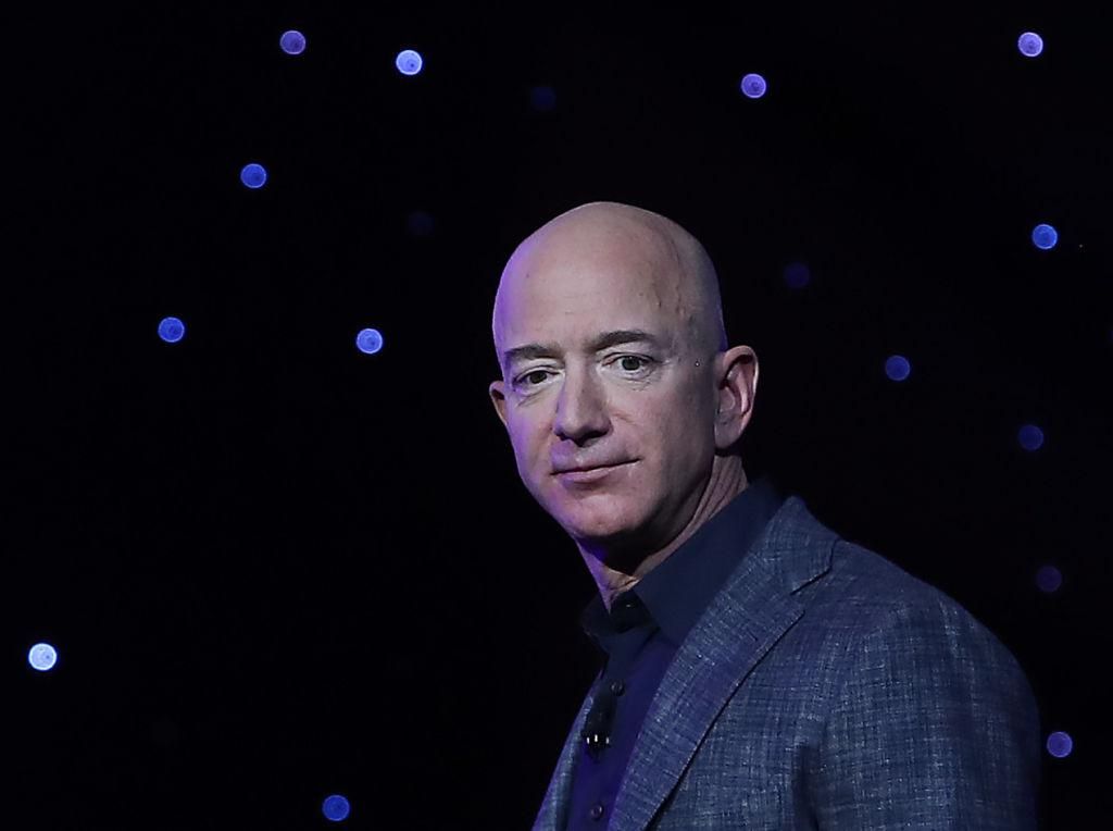 Джефф Безос масово продає акції Amazon 