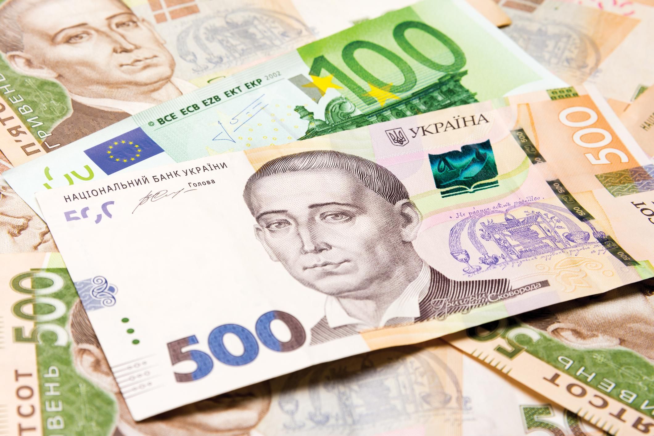 Частка валютних угод з євро в Україні майже зрівнялася з доларом США 