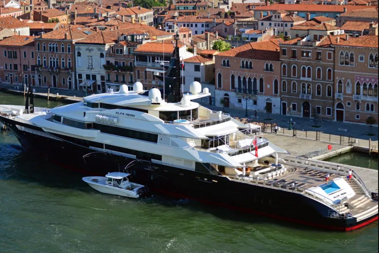 Яхту російського олігарха продали за десятки мільйонів доларів Яхту російського олігарха продали за десятки мільйонів доларів