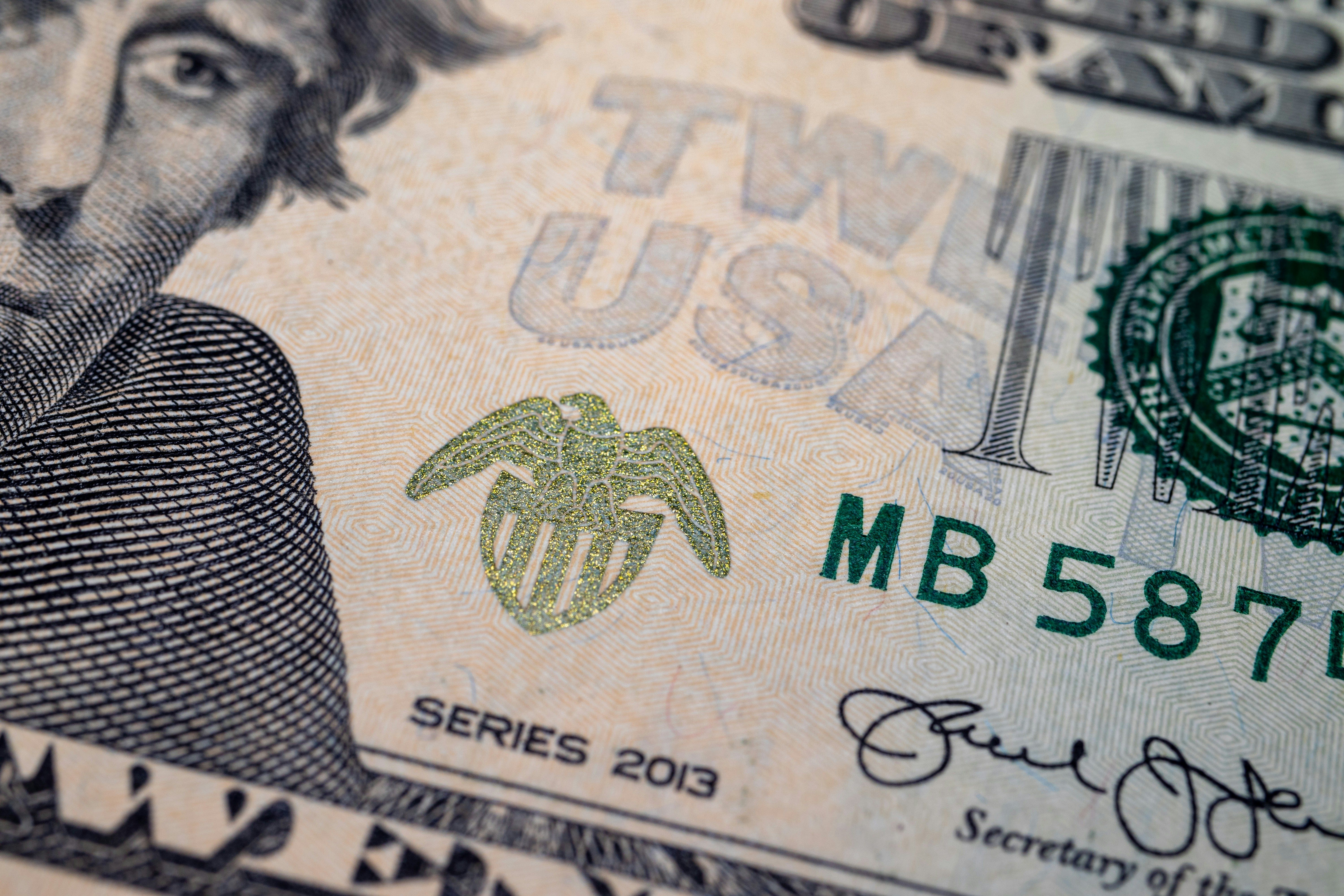 Перевірка доларів на справжність у банках  Перевірка доларів на справжність у банках