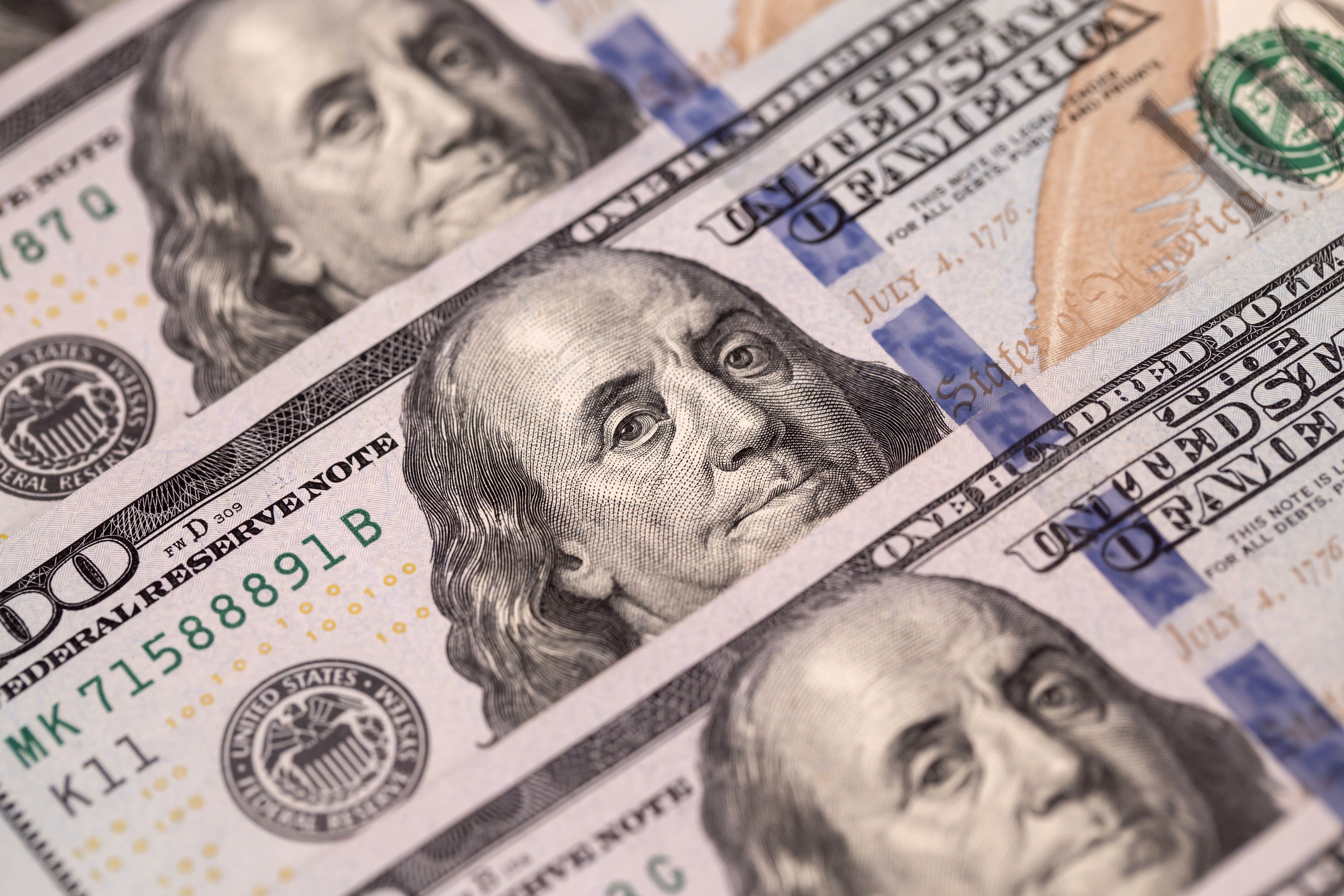 Долари 2006 року не приймають обмінники Долари 2006 року не приймають обмінники