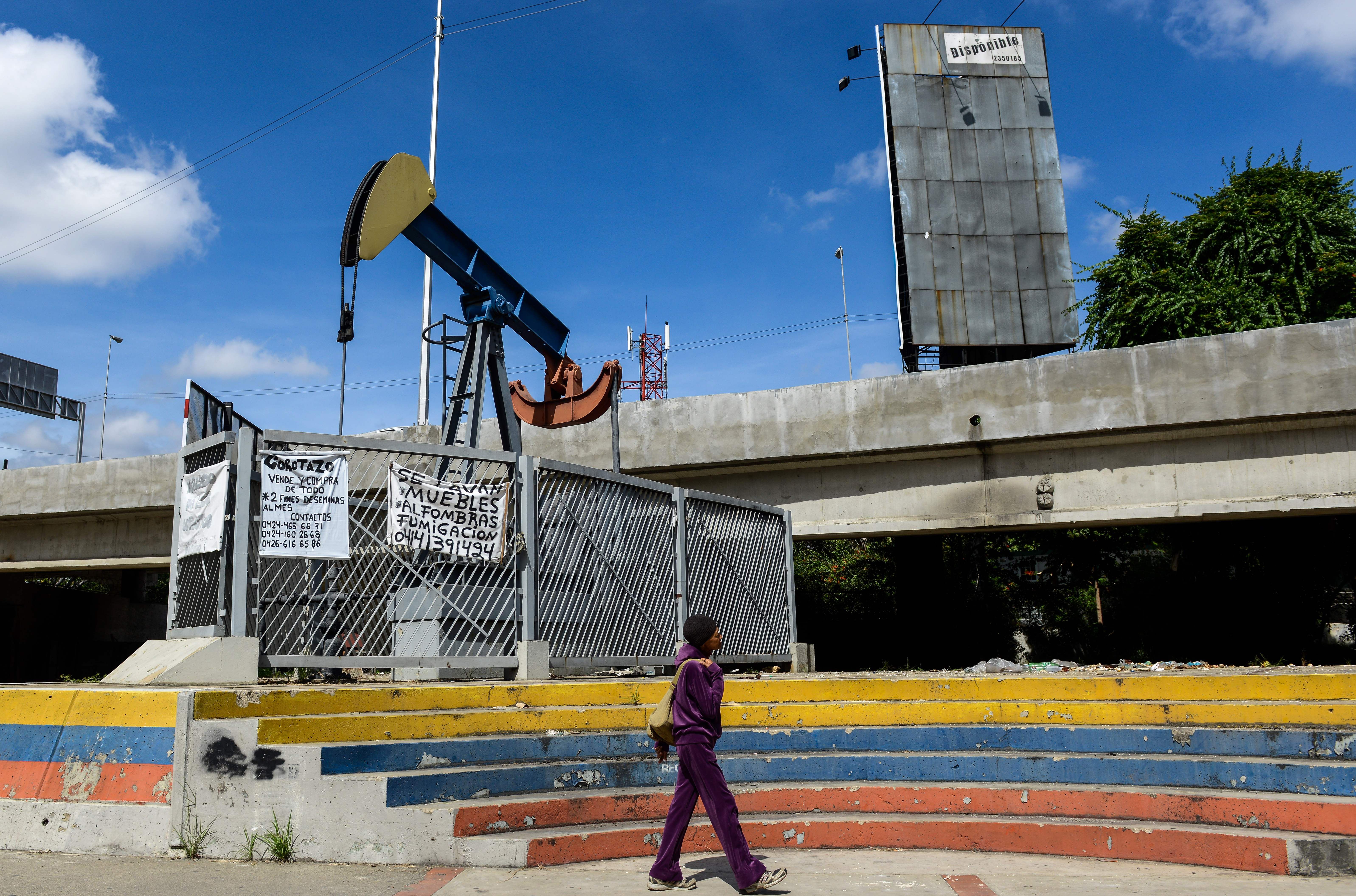 Площадь с нефтяной скважиной в Каракасе, Венесуэла