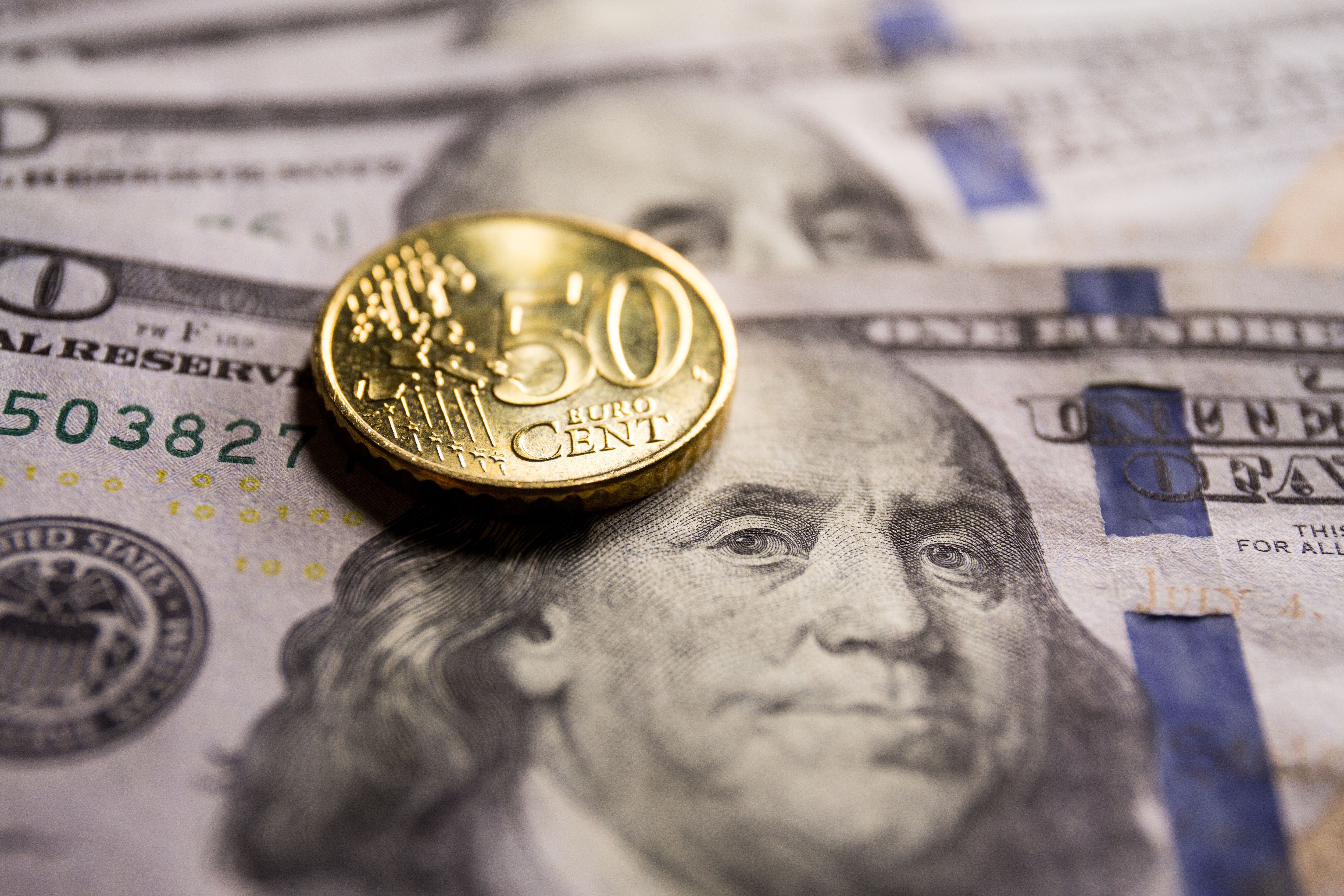 Банкоты долара та євроценти Банкоты долара та євроценти