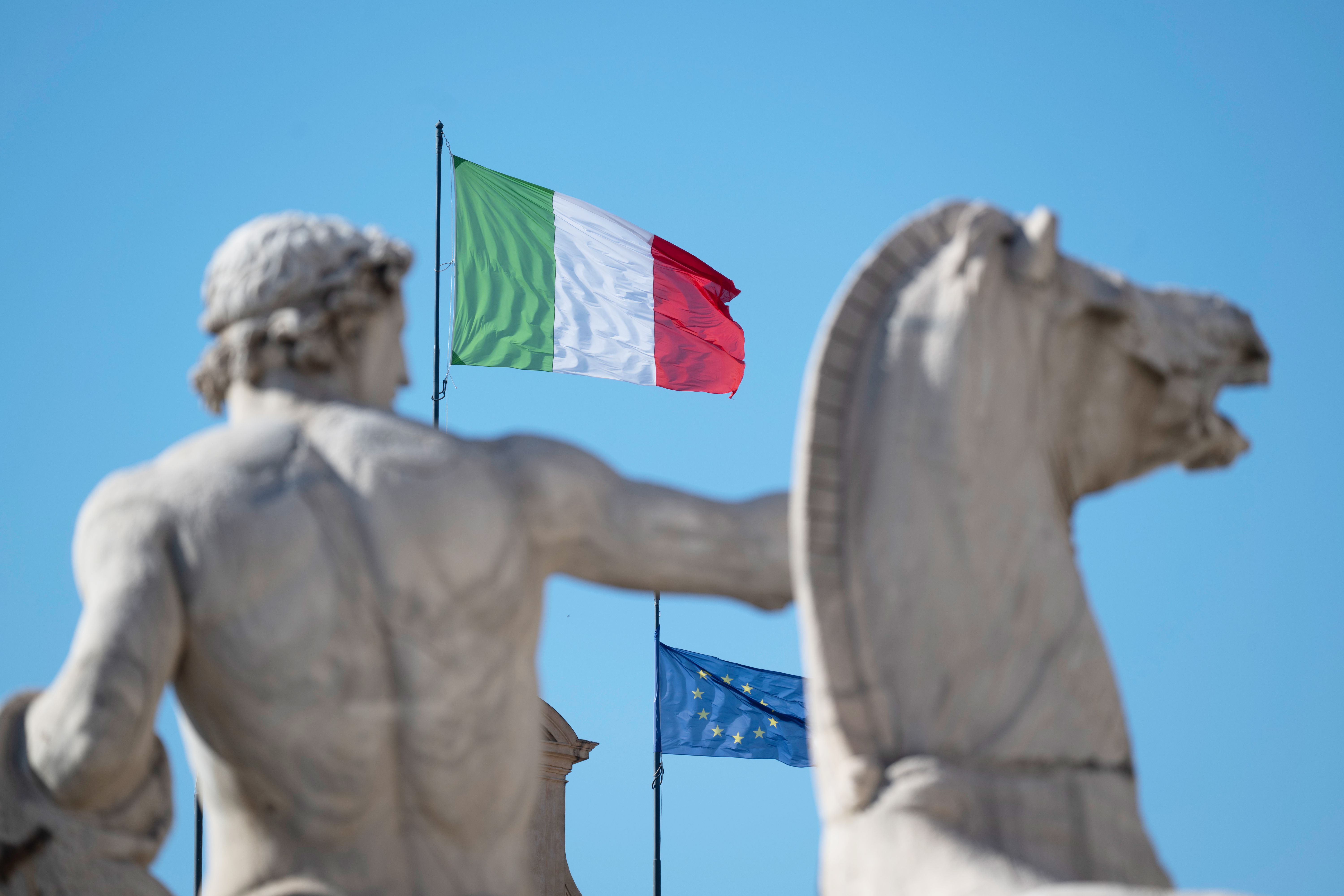 Італійський прапор та прапор ЄС Італійський прапор та прапор ЄС