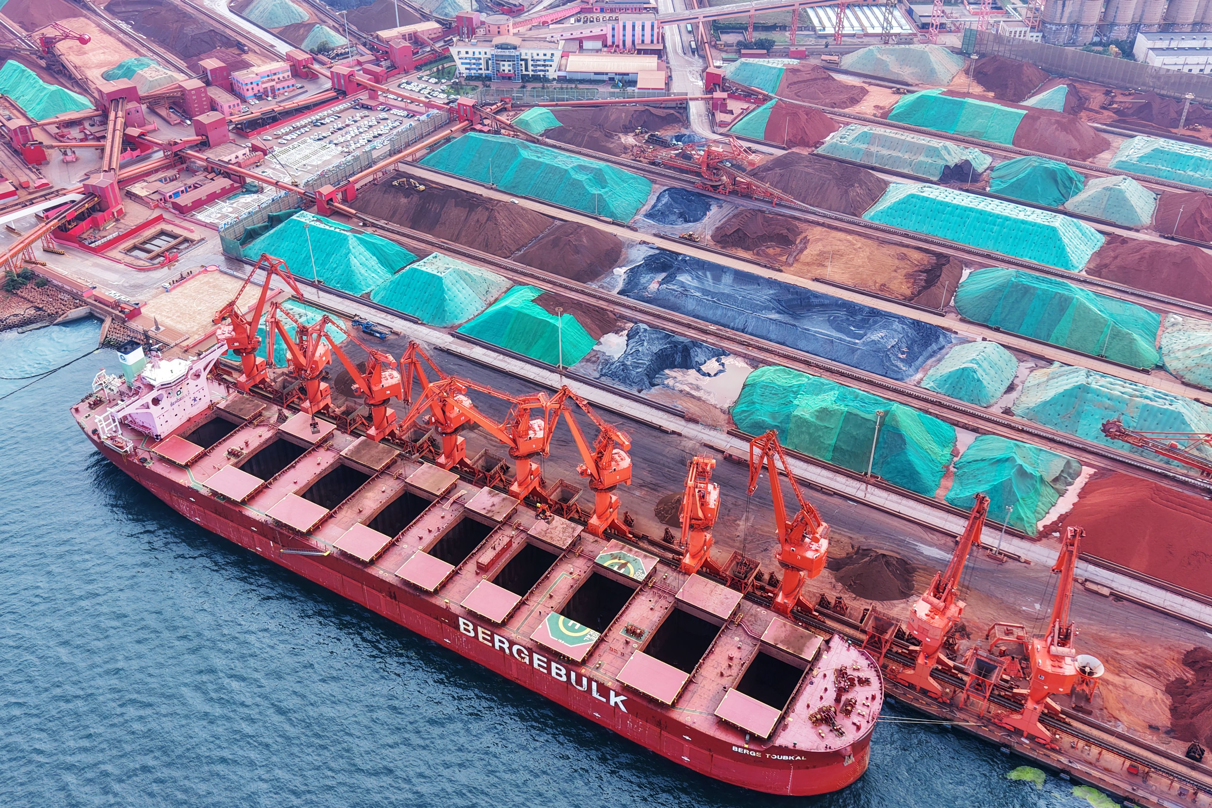 Вантажне судно вивантажує імпортовану руду Вантажне судно вивантажує імпортовану руду