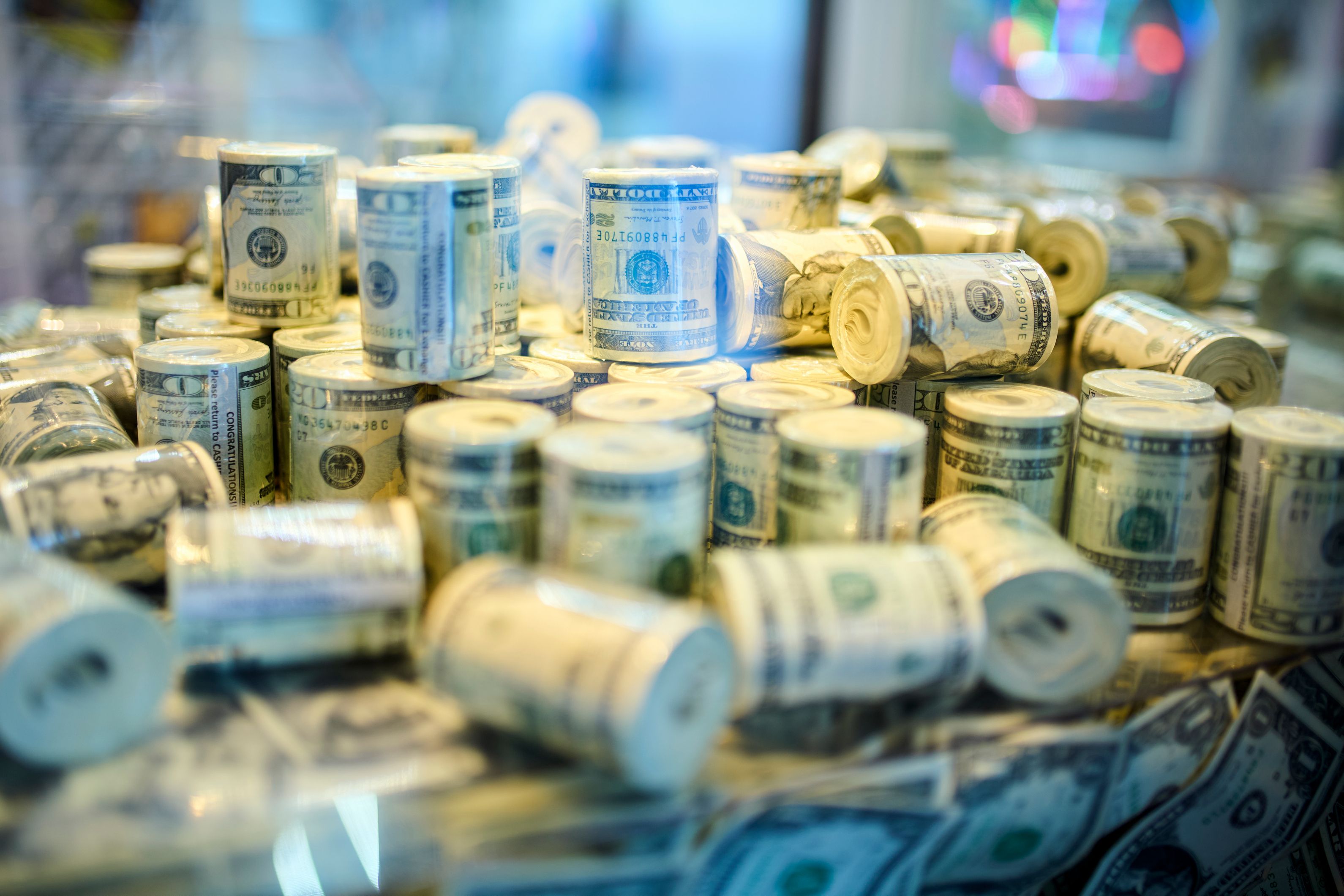 Стопки скручених доларових купюр США Стопки скручених доларових купюр США