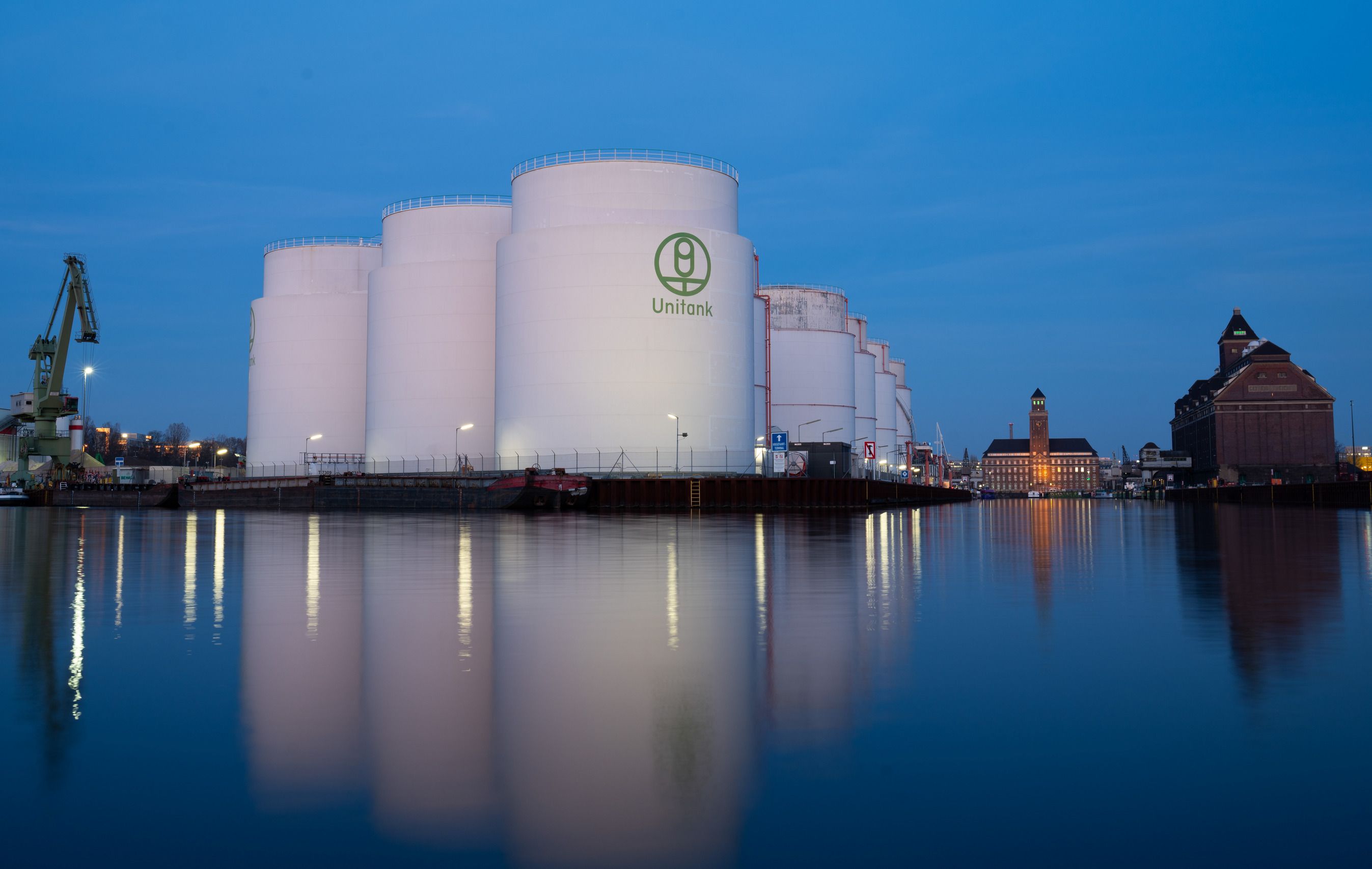 Вид на нефтебазу Unitank в Вестхафене Вид на нефтебазу Unitank в Вестхафене