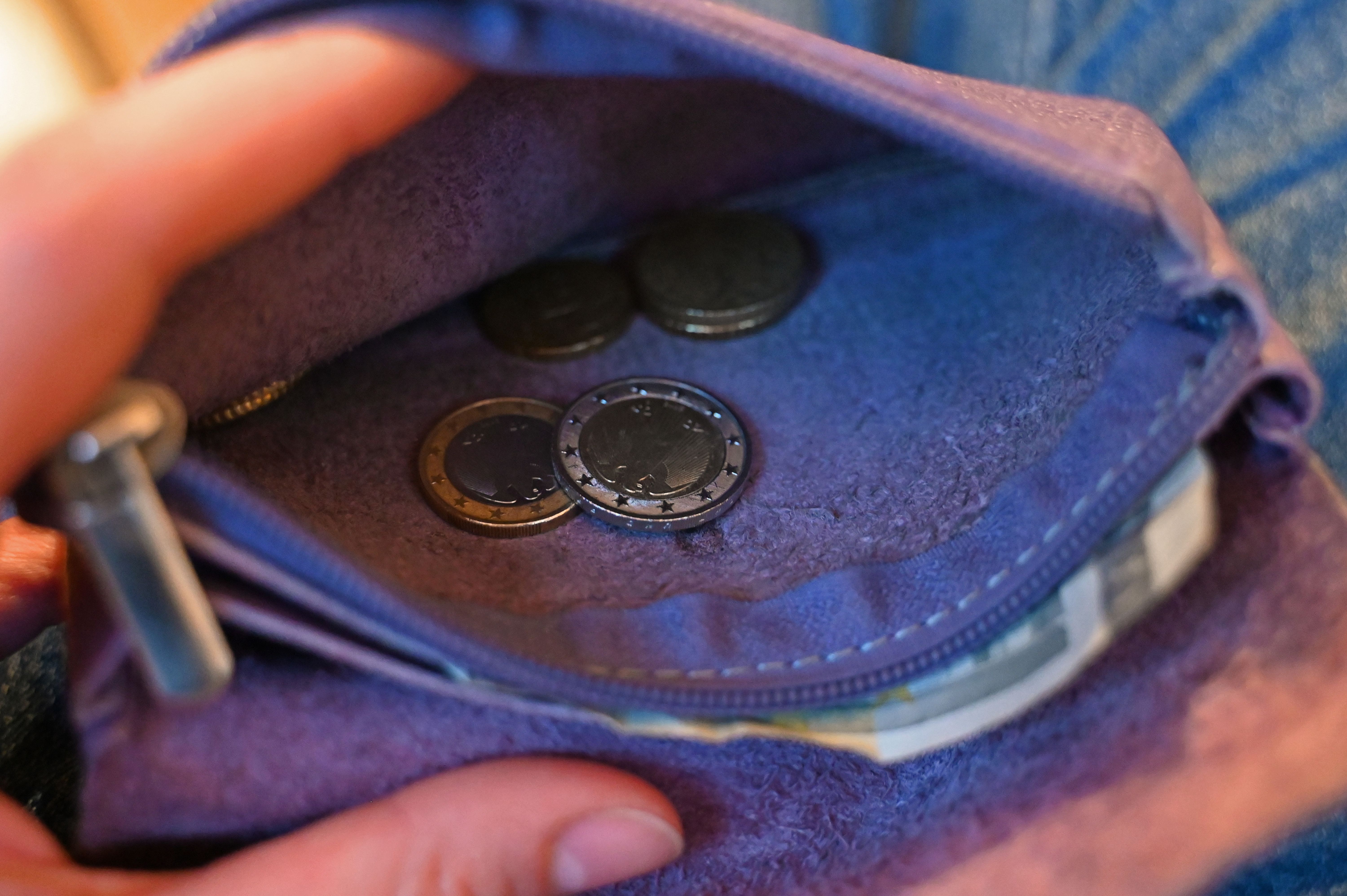 Монети євро в гаманці Монети євро в гаманці