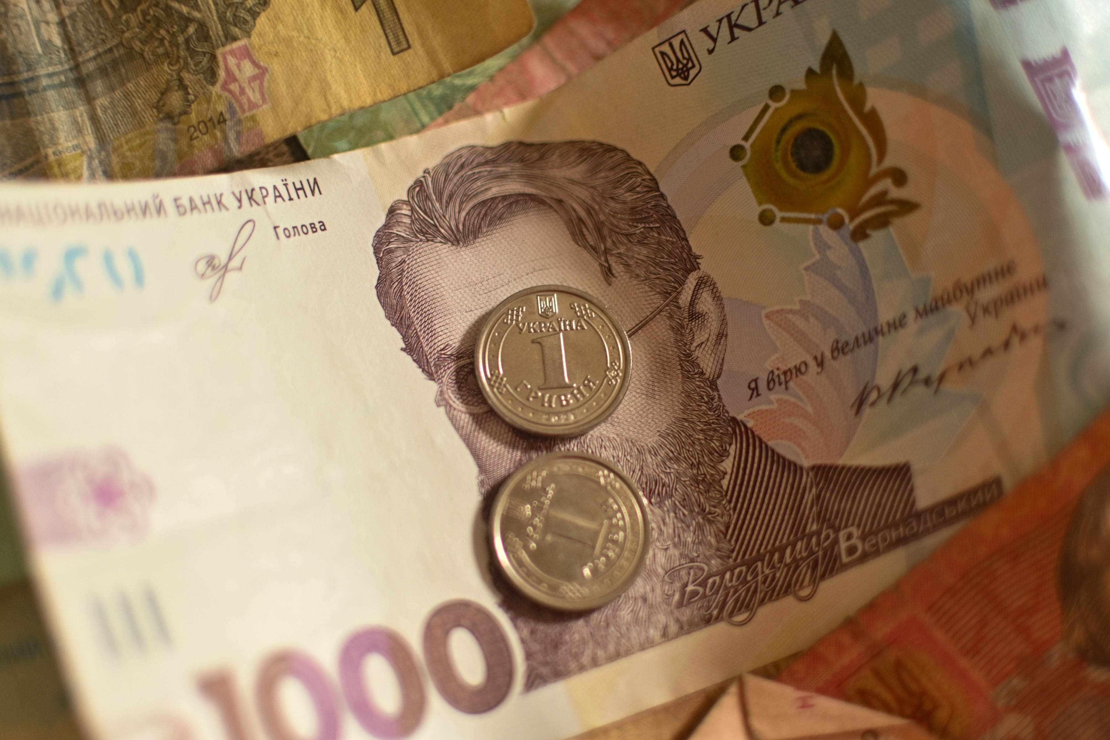 Монеты на купюре номиналом 1000 гривен