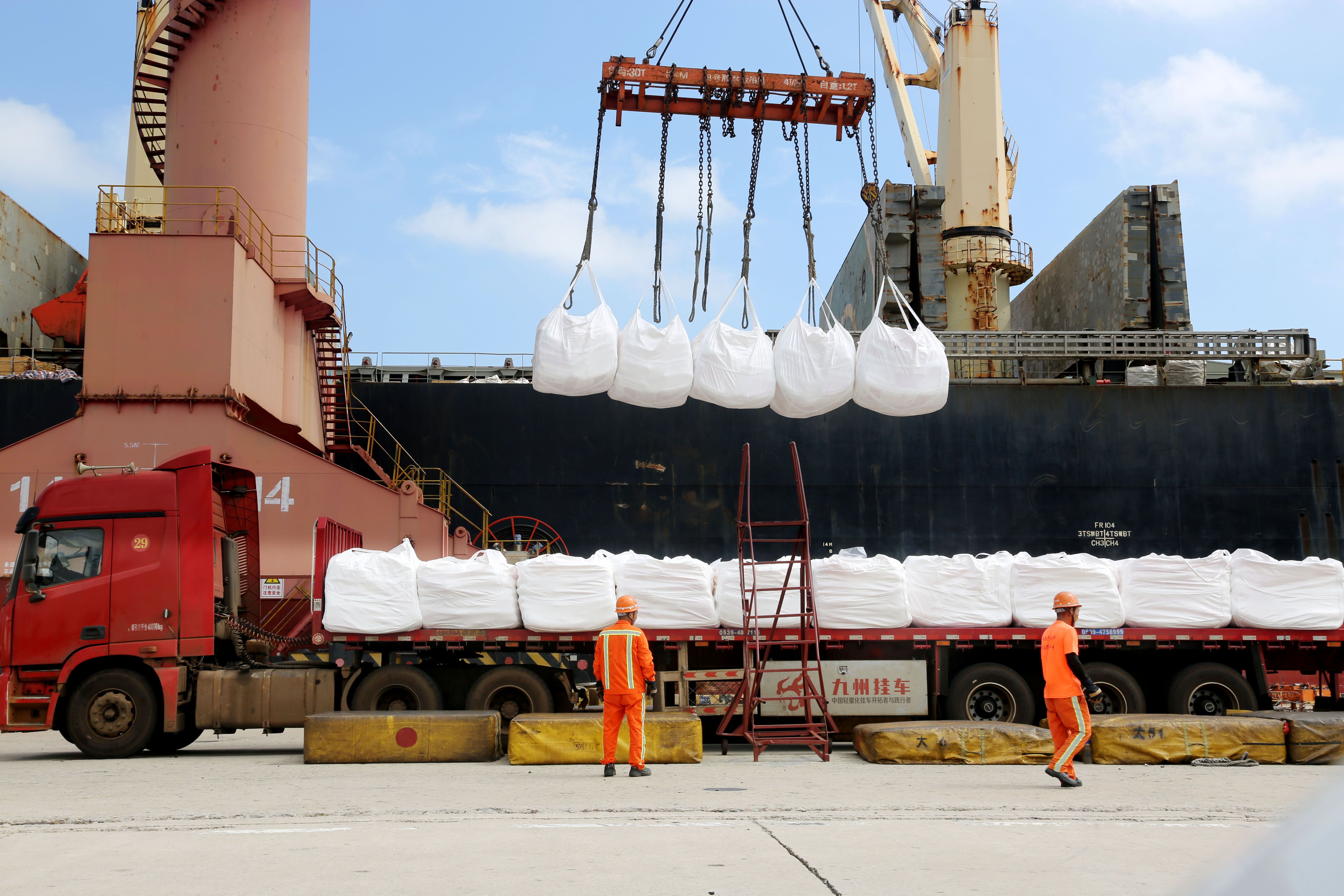 Рабочие на причале порта Ляньюньган, Китай Рабочие на причале порта Ляньюньган, Китай