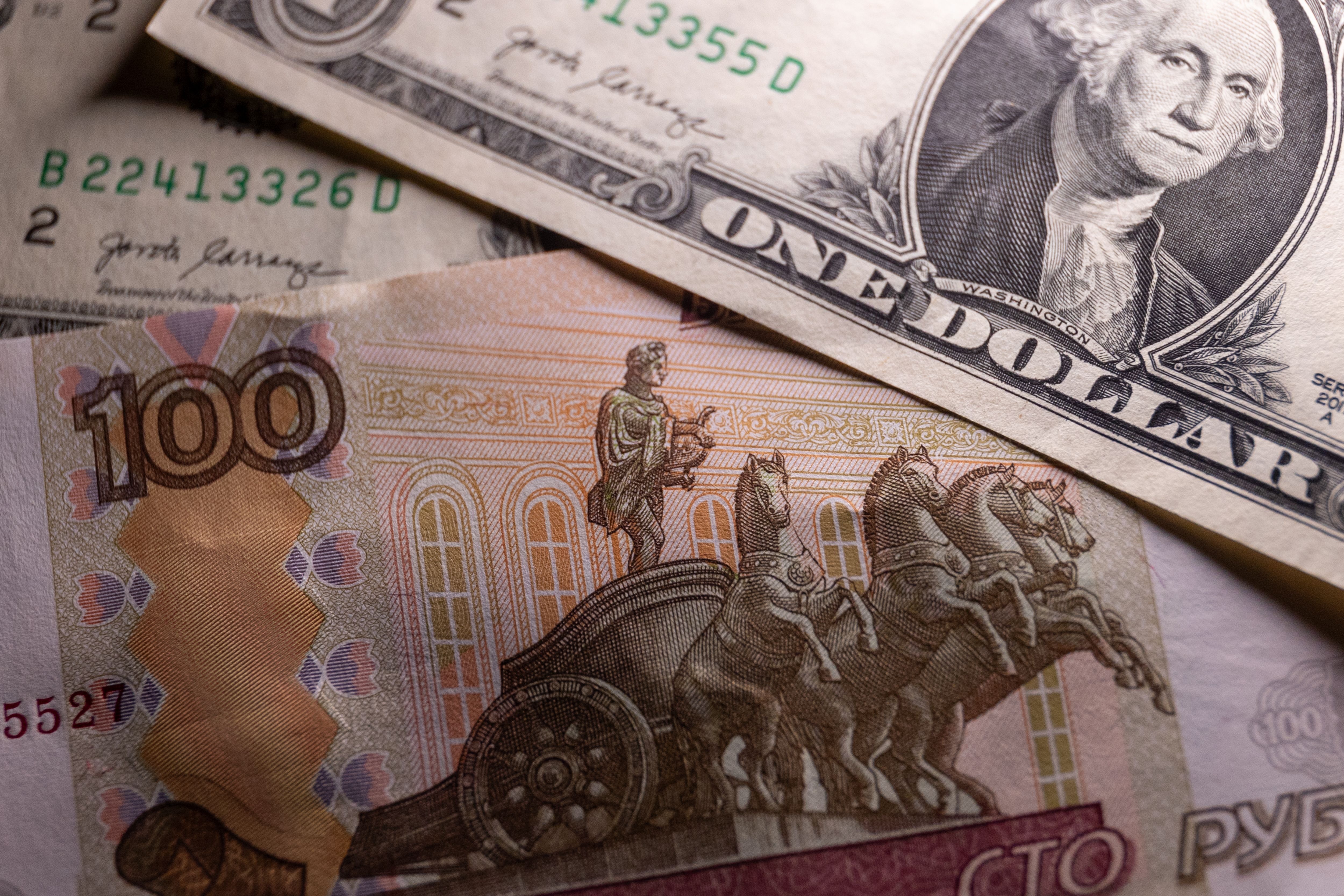 Рублеві доларові купюри