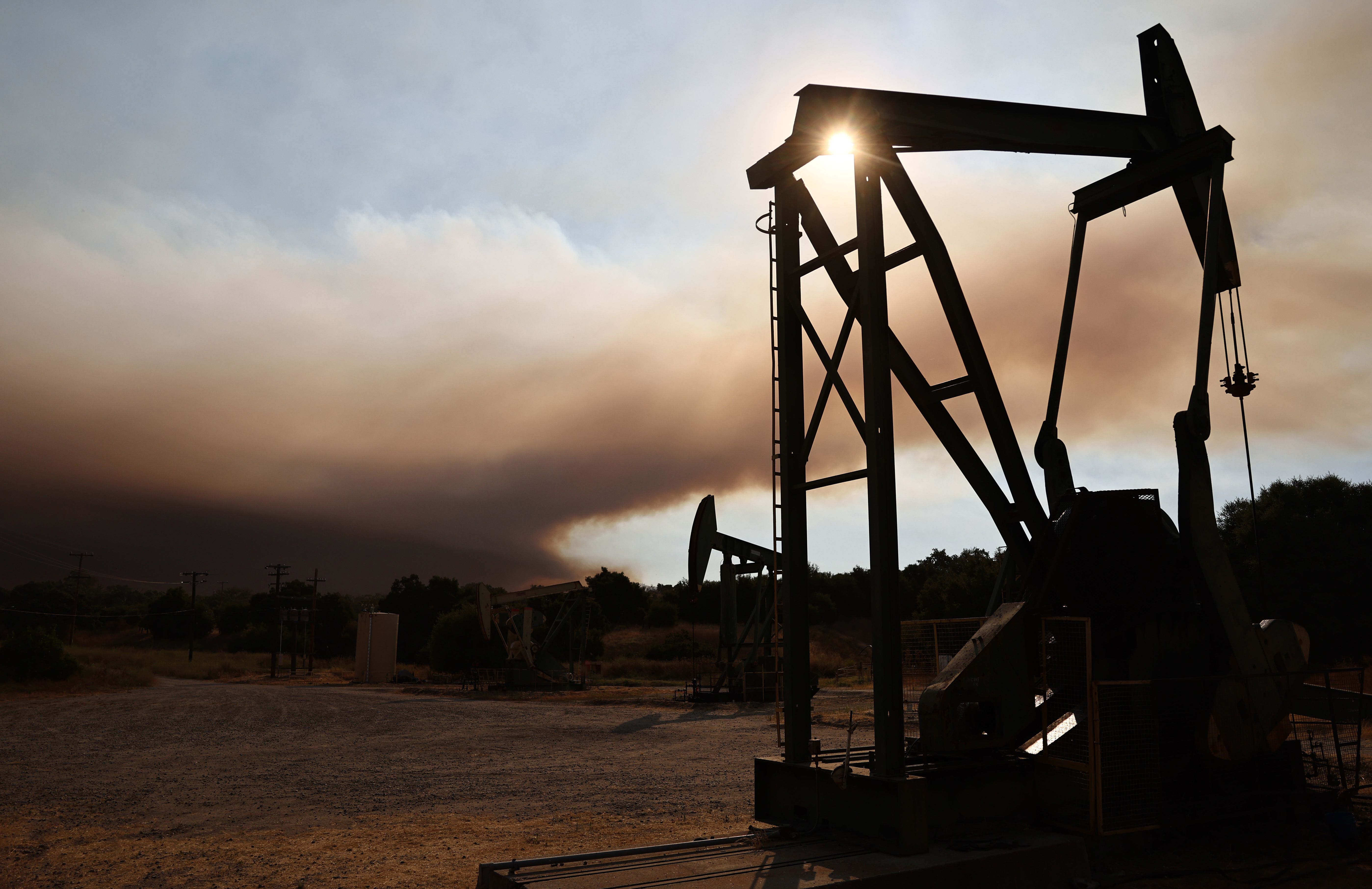 Нефтяные скважины на фоне пожара на озере Лос-Падрес, Калифорния