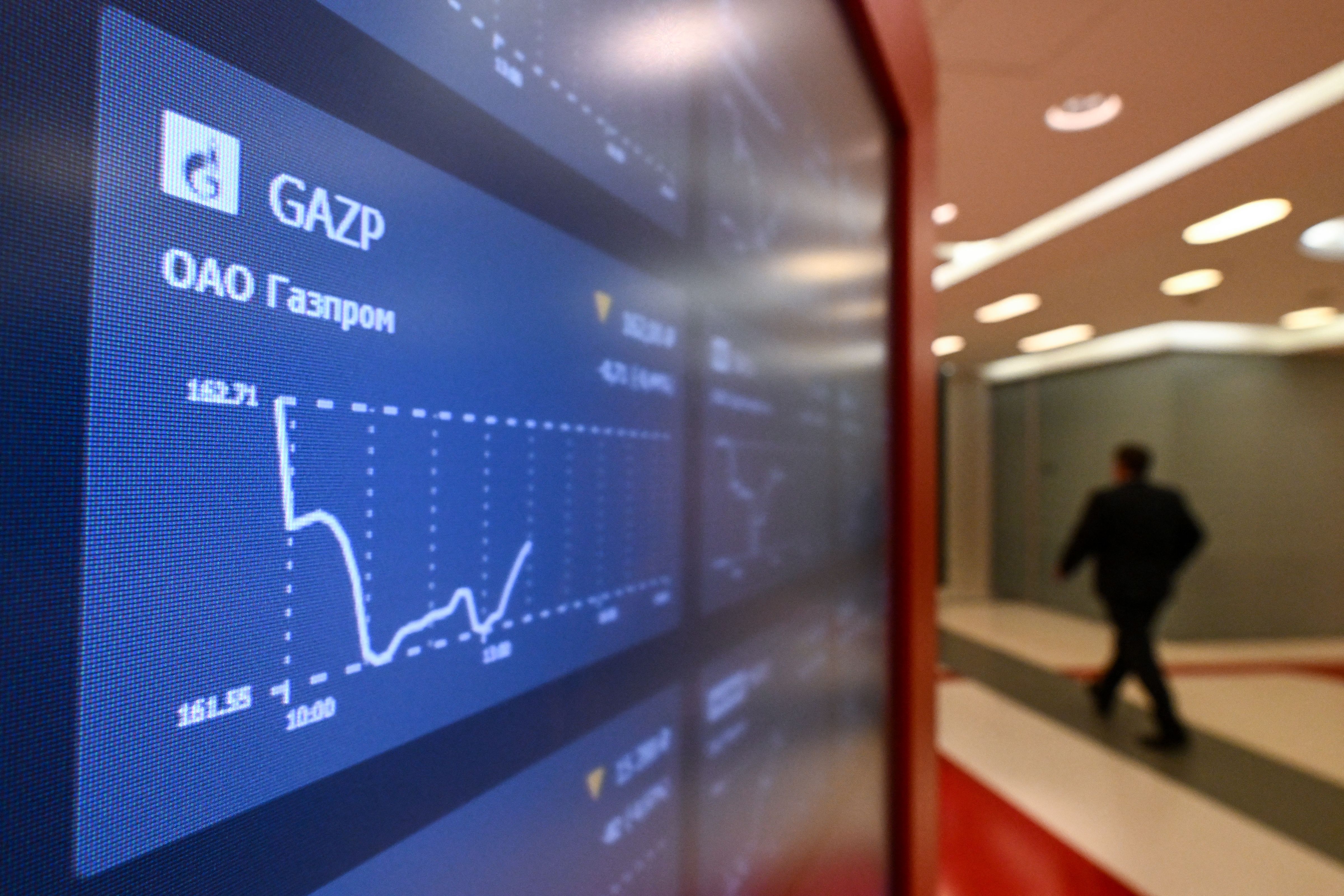 Ціна акцій російського газового гіганта "Газпром" в офісі Московської біржі Ціна акцій російського газового гіганта "Газпром" в офісі Московської біржі