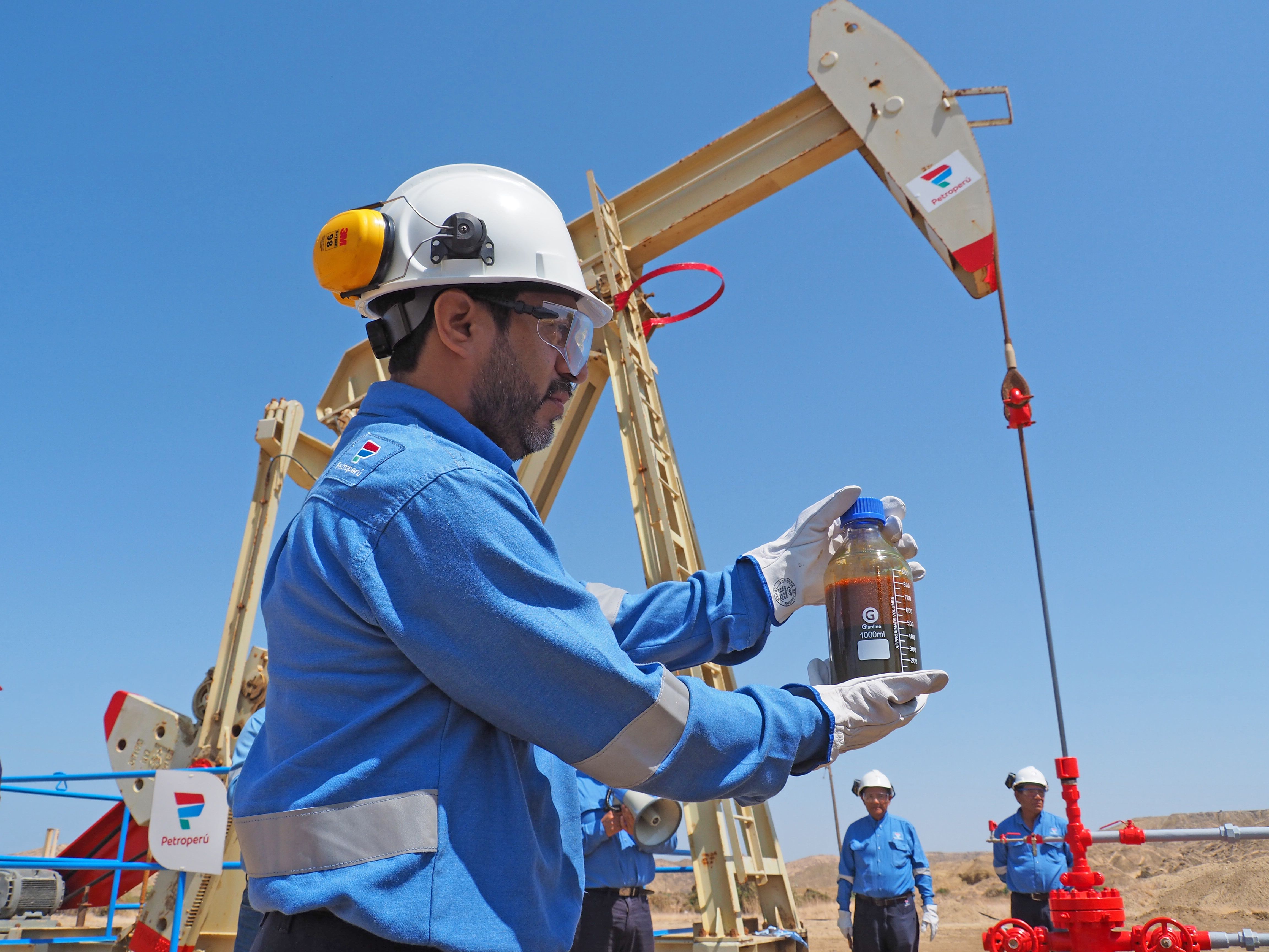 Проба сырой нефти из нефтяной скважины. Проба сырой нефти из нефтяной скважины.